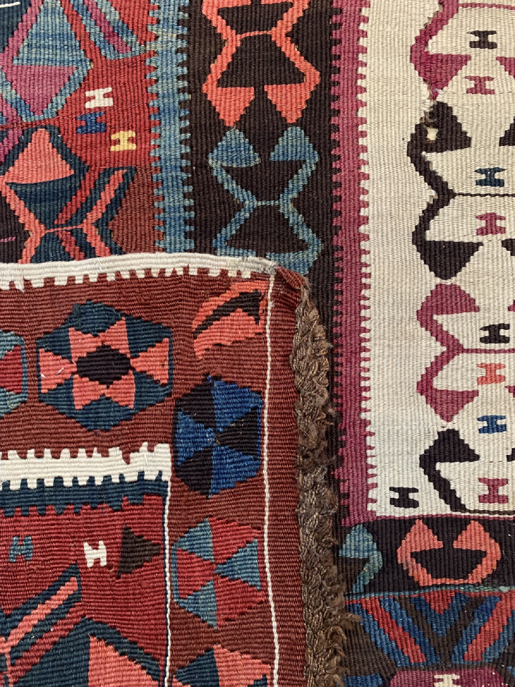 Detail e: Aydin Kelim antik, Türkei, 19.Jhd, Wolle auf Wolle, ca. 360 x 165 cm, EHZ: 2 (kleines Loch), restauriert