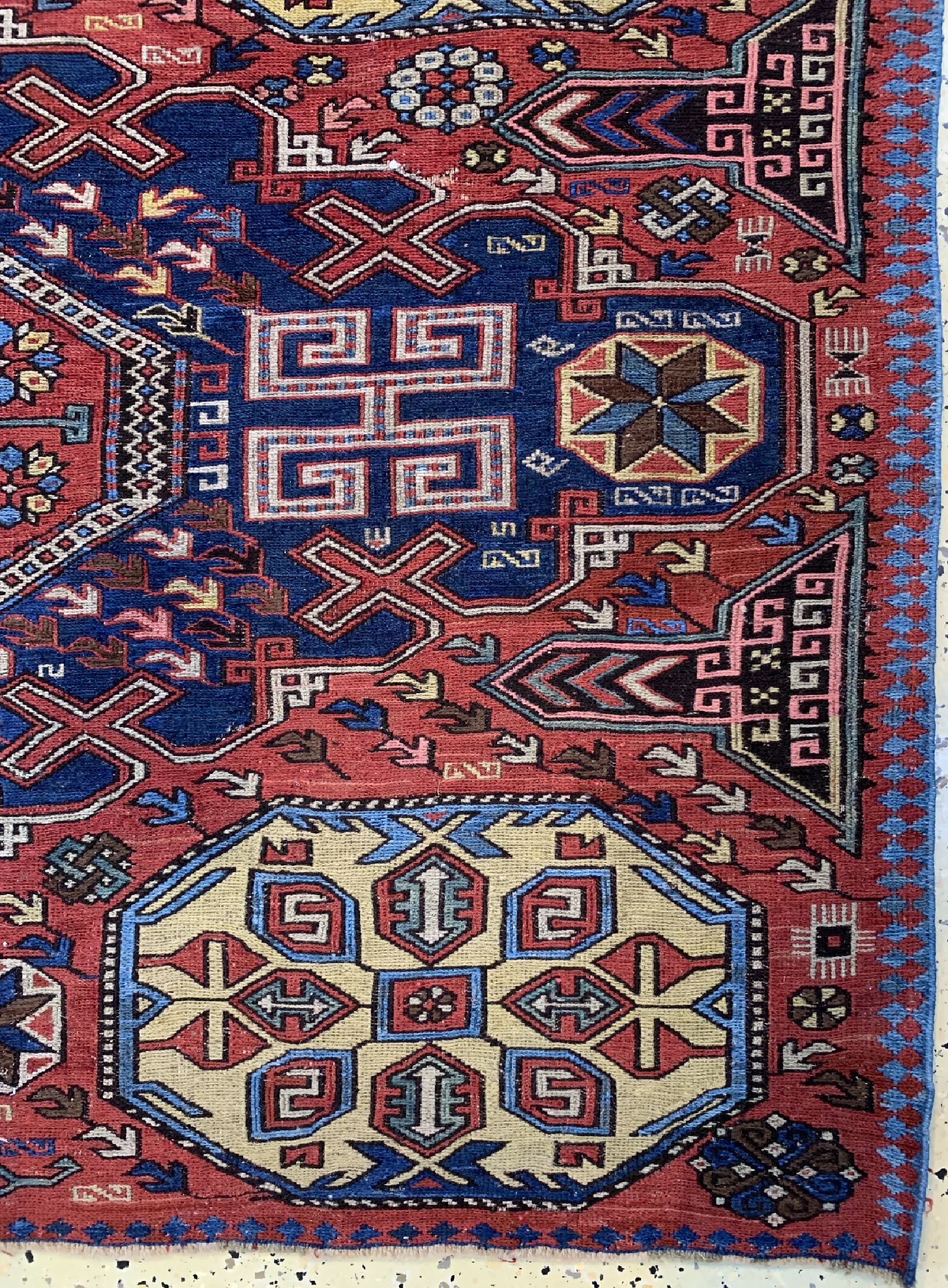 Detail a: Antiker Sumakh, Kaukasus, 19.Jhd, Wolle aufWolle, ca. 240 x 150 cm, EHZ: 2(kleine Löcher)