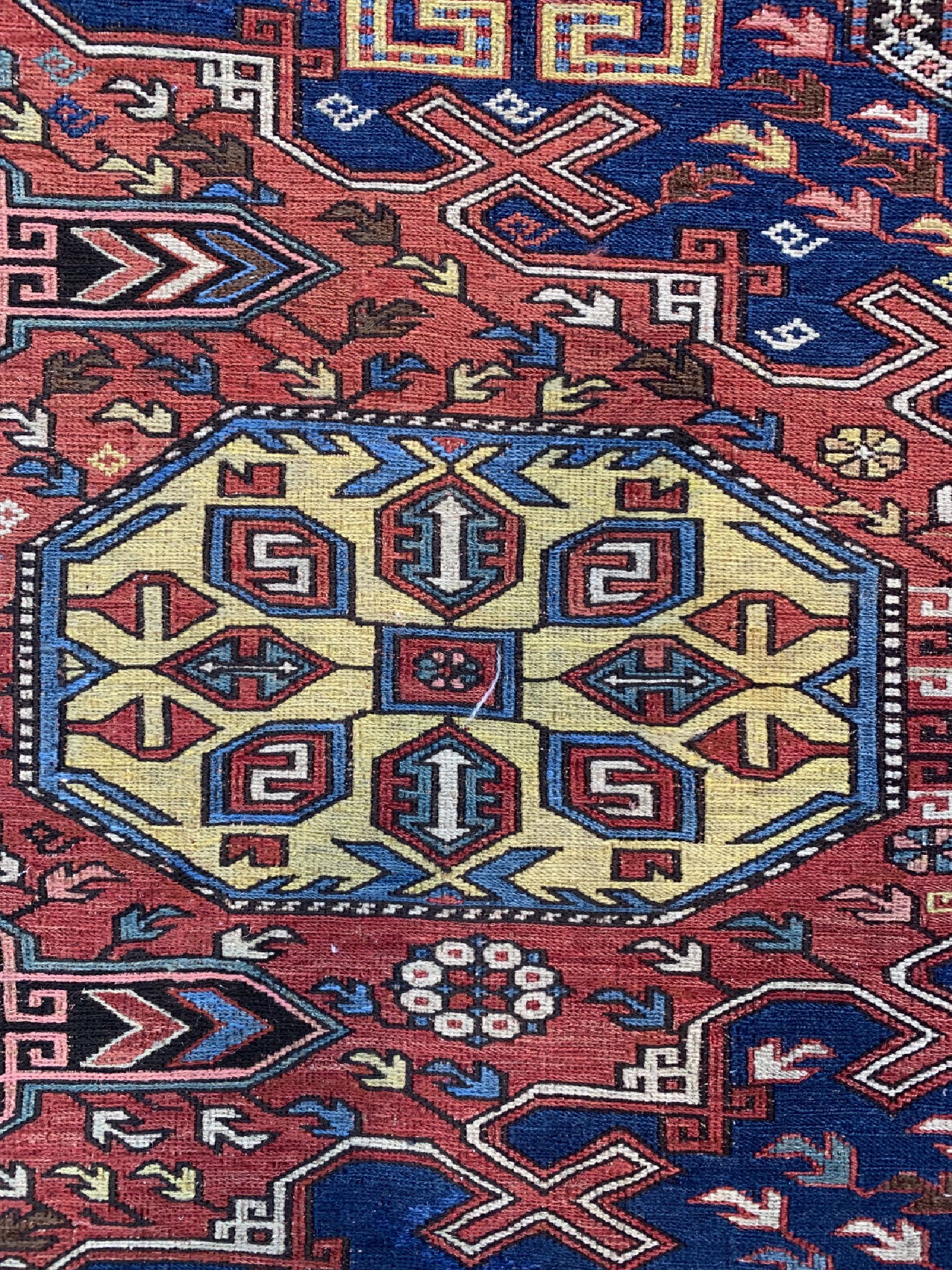 Detail b: Antiker Sumakh, Kaukasus, 19.Jhd, Wolle aufWolle, ca. 240 x 150 cm, EHZ: 2(kleine Löcher)