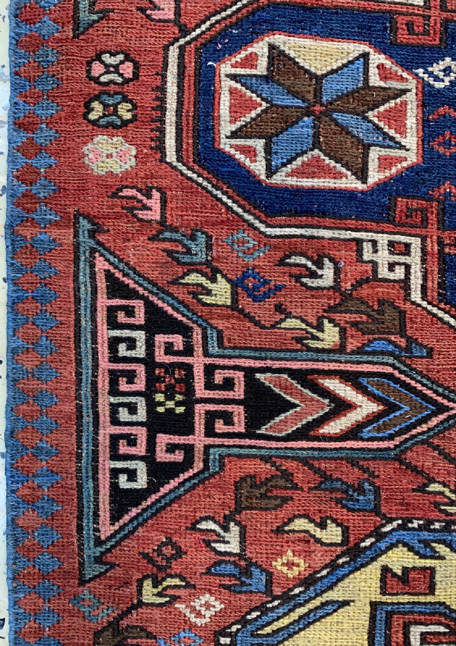 Detail d: Antiker Sumakh, Kaukasus, 19.Jhd, Wolle aufWolle, ca. 240 x 150 cm, EHZ: 2(kleine Löcher)