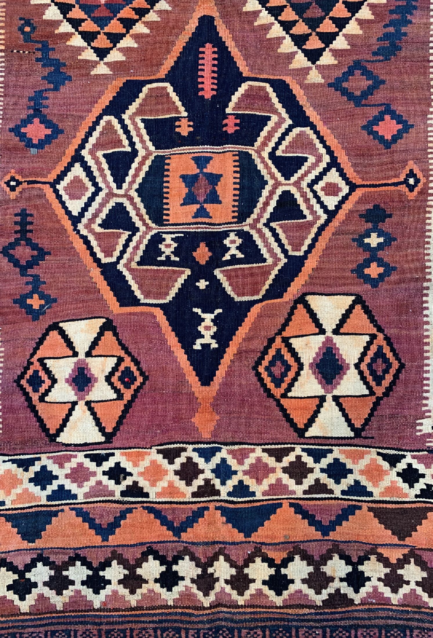 Detail b: Bachtiar Kelim, Persien, um 1940/1950, Wolle auf Wolle, ca. 290 x 160 cm, leicht verfärbt, EHZ: 2