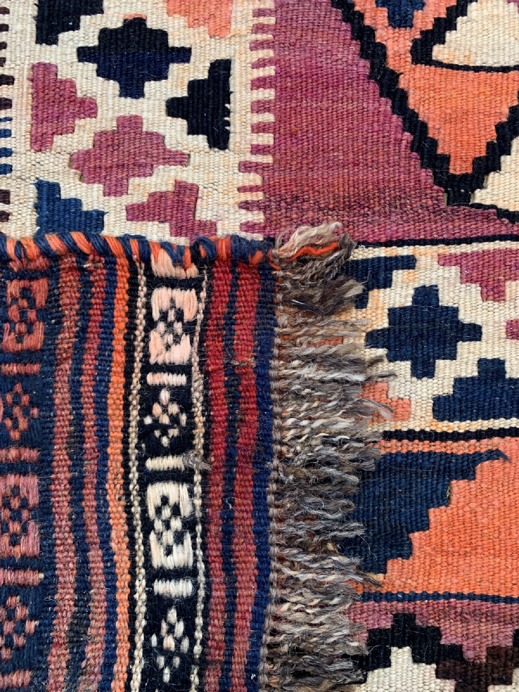 Detail e: Bachtiar Kelim, Persien, um 1940/1950, Wolle auf Wolle, ca. 290 x 160 cm, leicht verfärbt, EHZ: 2