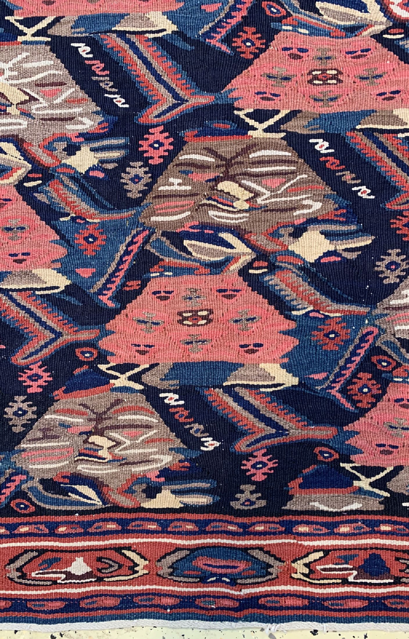 Detail b: Antiker Senneh Kelim, Persien, um 1900, Wolle auf Baumwolle, ca. 230 x 135 cm, EHZ: 2 (kleine Löcher)