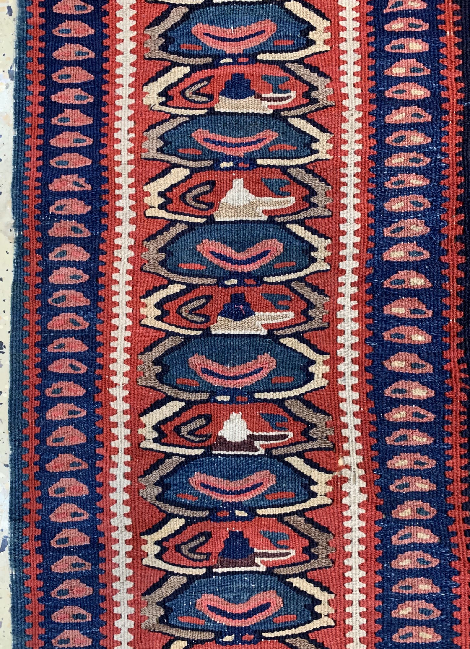 Detail d: Antiker Senneh Kelim, Persien, um 1900, Wolle auf Baumwolle, ca. 230 x 135 cm, EHZ: 2 (kleine Löcher)