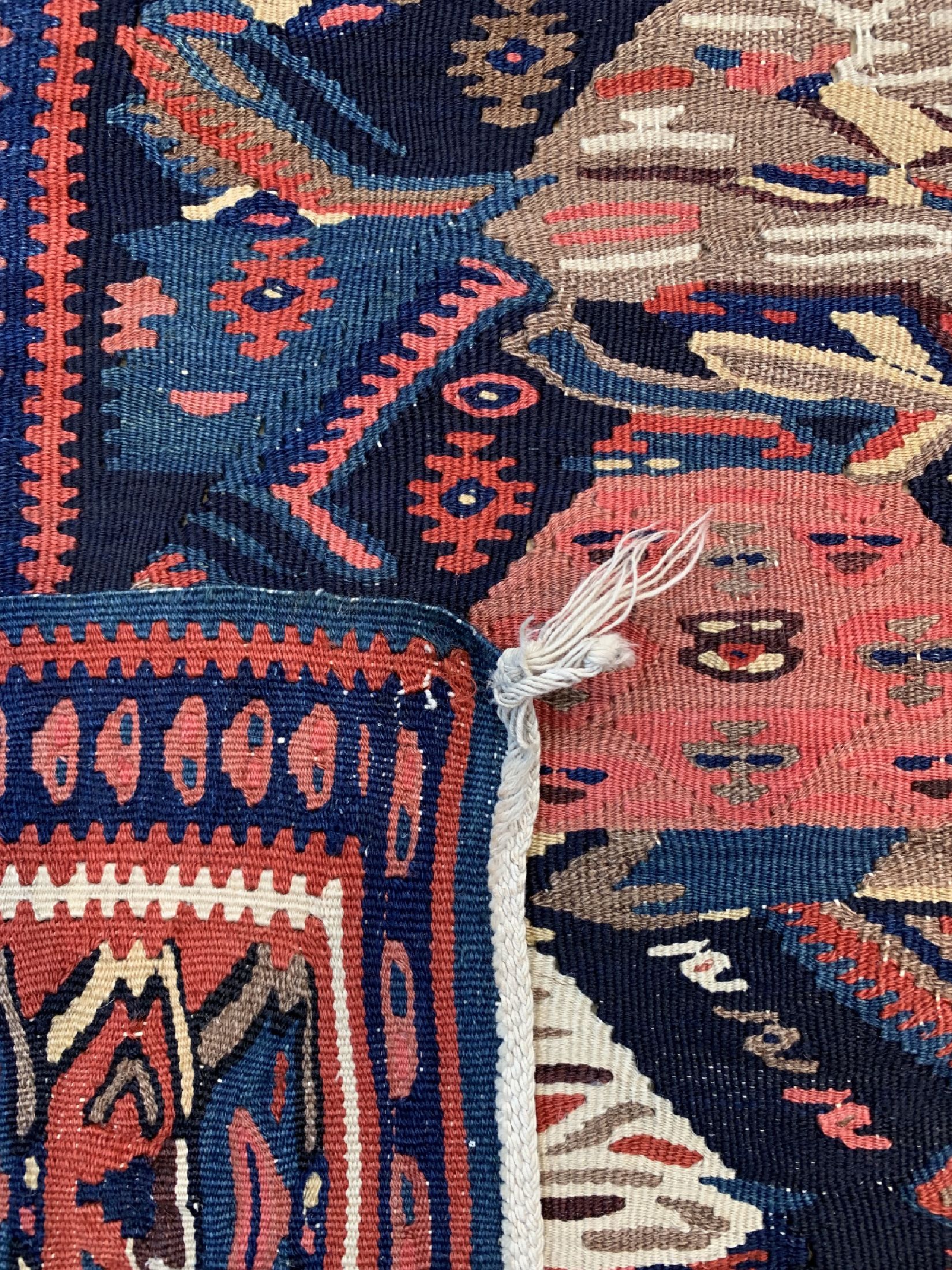 Detail e: Antiker Senneh Kelim, Persien, um 1900, Wolle auf Baumwolle, ca. 230 x 135 cm, EHZ: 2 (kleine Löcher)