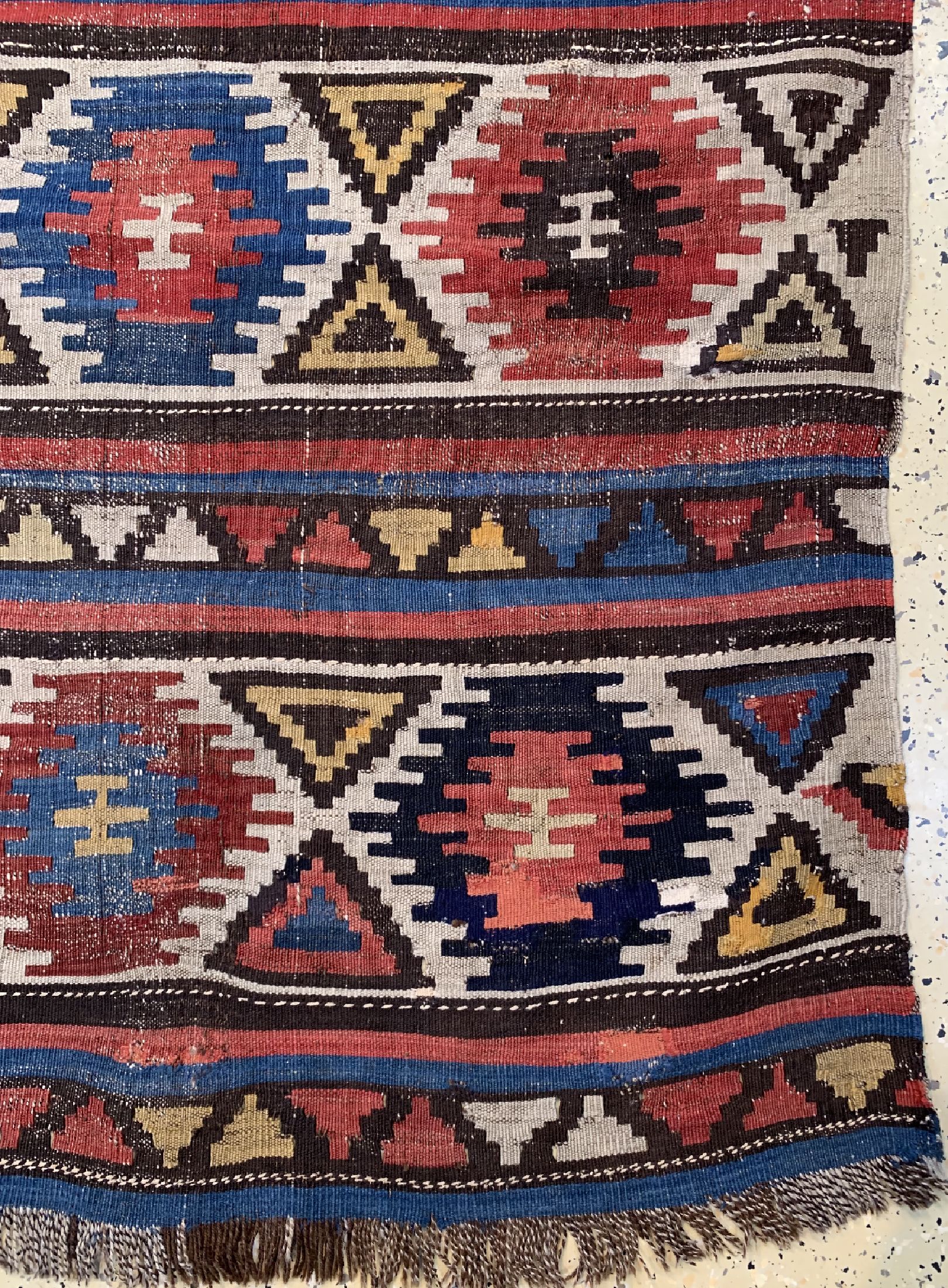 Detail a: Schirwan Kelim antik, Kaukasus, 19.Jhd, Wolle auf Wolle, ca. 260 x 185 cm, EHZ: 2-3, (kleine Löcher)