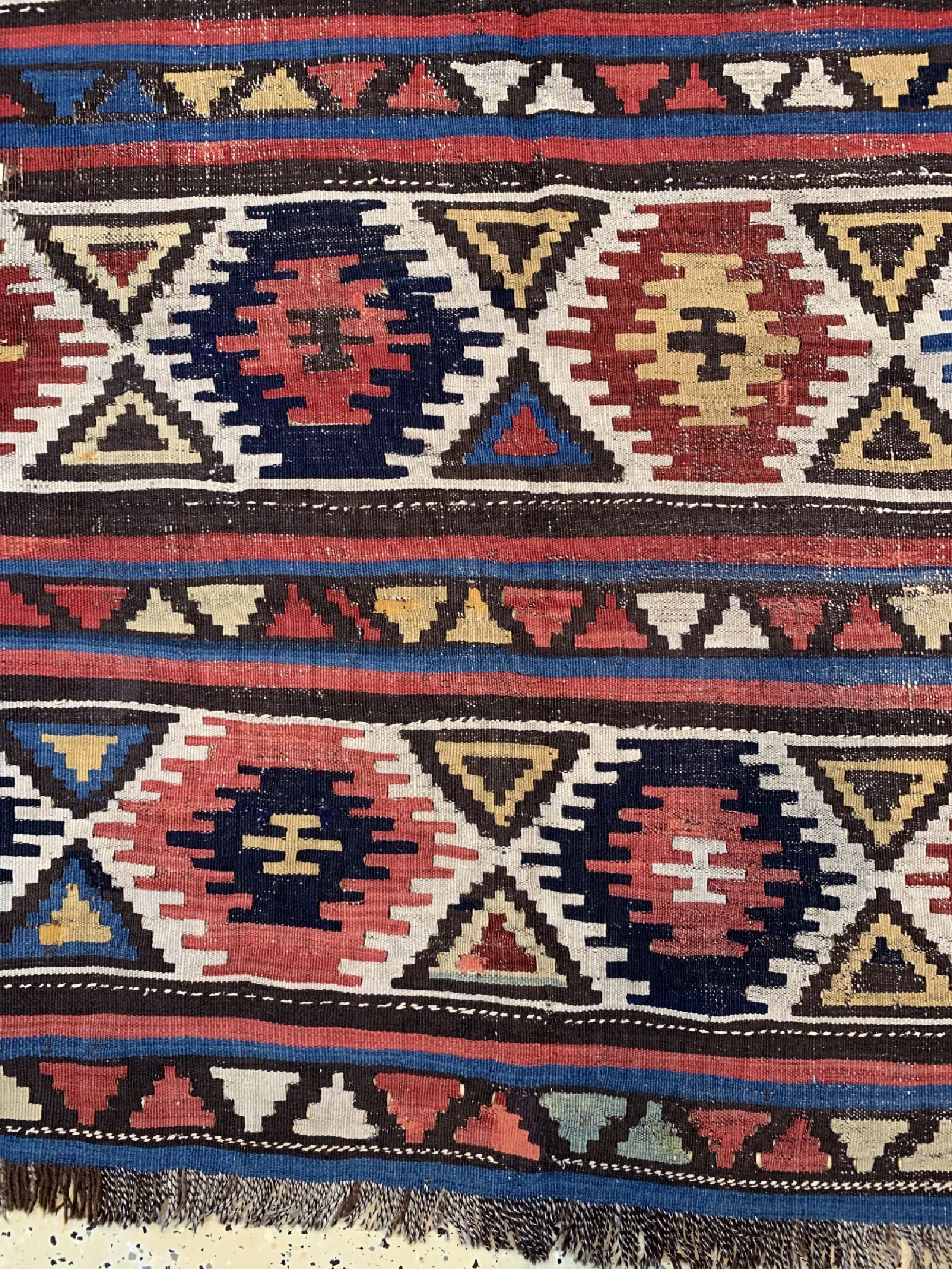 Detail b: Schirwan Kelim antik, Kaukasus, 19.Jhd, Wolle auf Wolle, ca. 260 x 185 cm, EHZ: 2-3, (kleine Löcher)