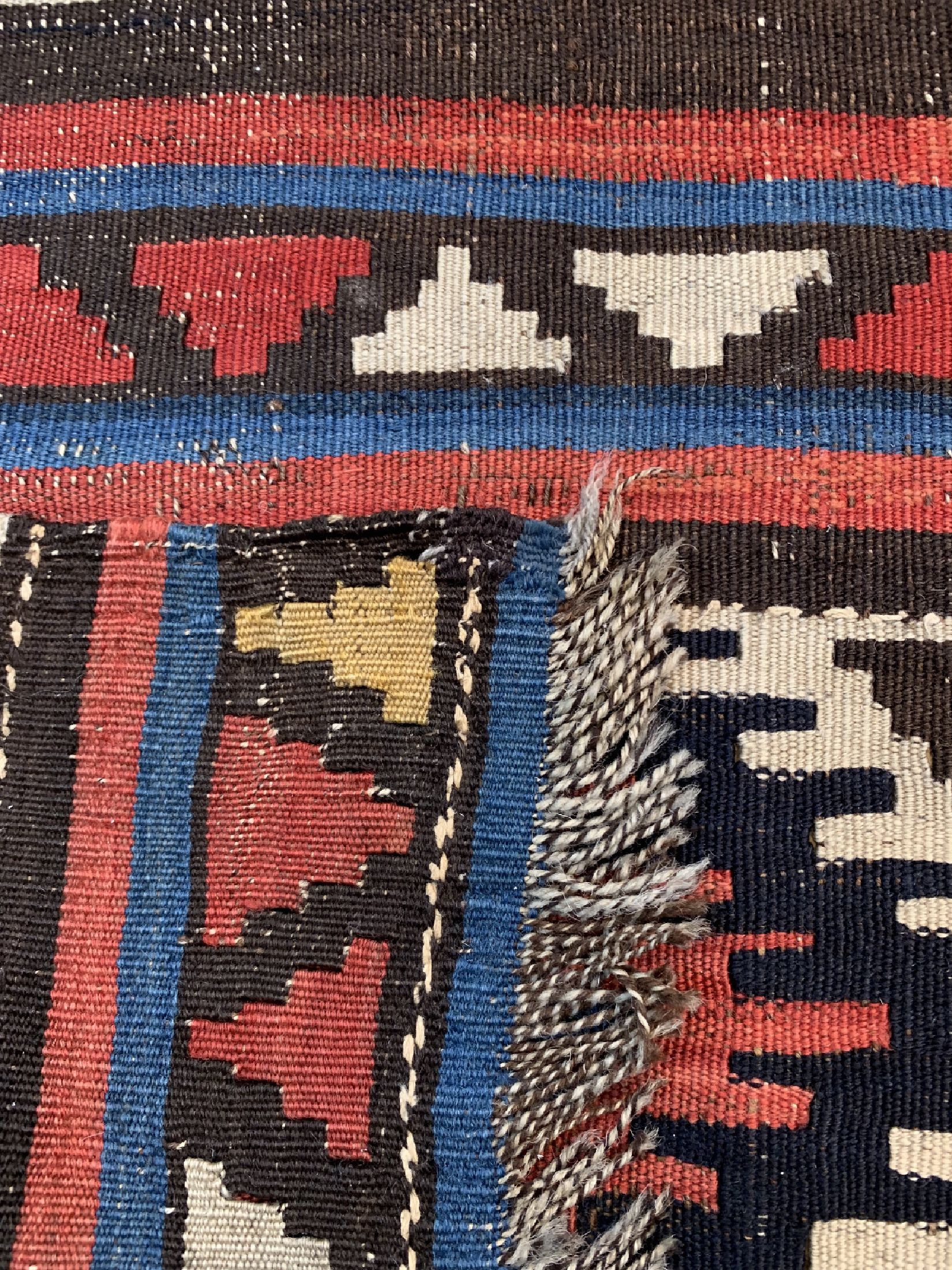 Detail d: Schirwan Kelim antik, Kaukasus, 19.Jhd, Wolle auf Wolle, ca. 260 x 185 cm, EHZ: 2-3, (kleine Löcher)