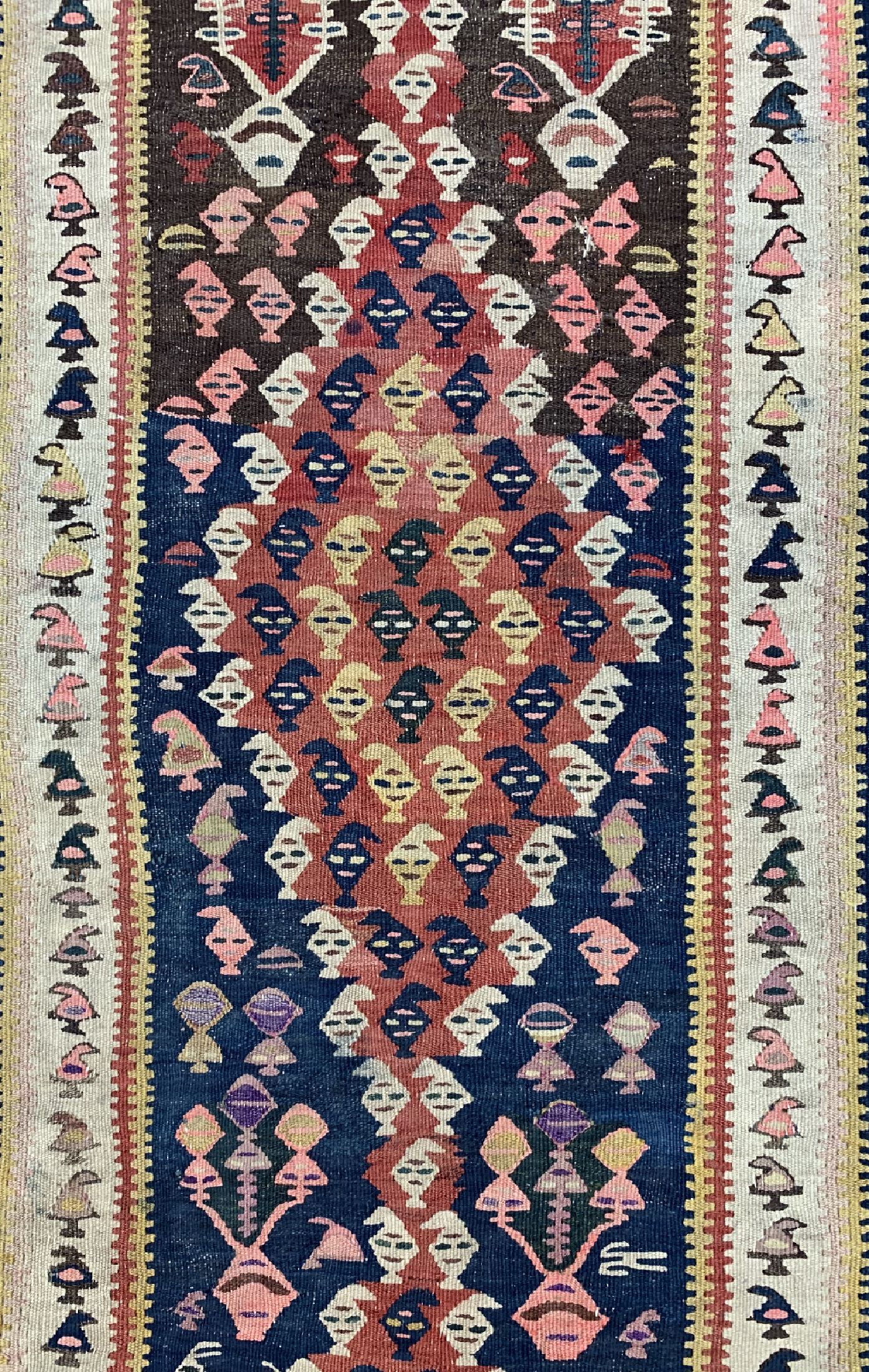 Detail d: Bidjar kelim antik, Persien, um 1900, Wolleauf Baumwolle, ca. 330 x 113 cm, EHZ: 2(kleine Löcher)