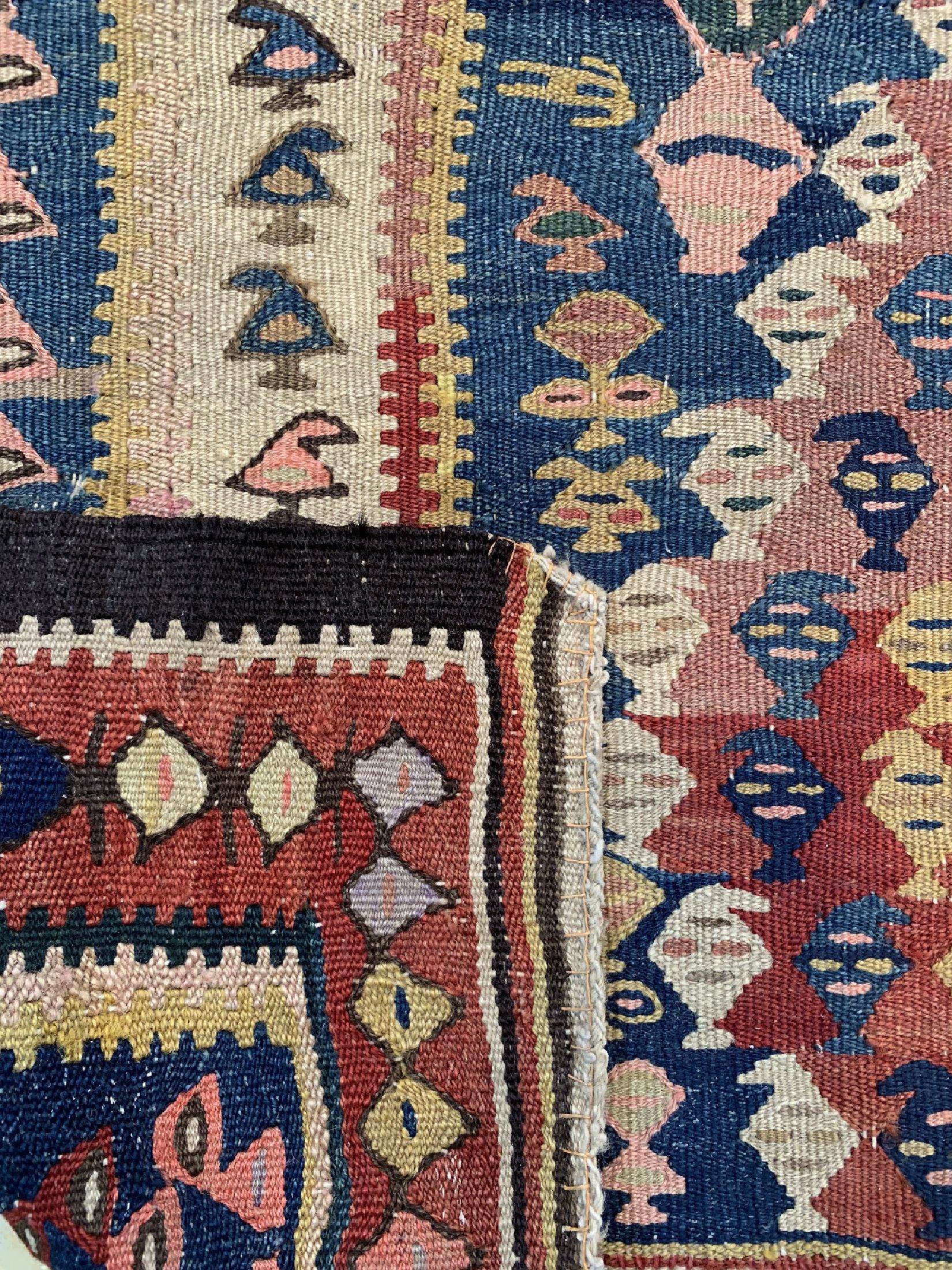 Detail e: Bidjar kelim antik, Persien, um 1900, Wolleauf Baumwolle, ca. 330 x 113 cm, EHZ: 2(kleine Löcher)
