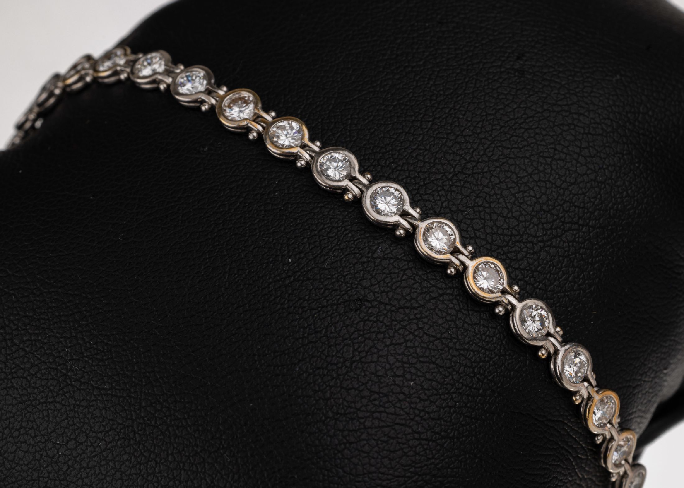 18 kt Gold Brillant-Armband, WG 750/000, Brillanten zus. ca. 5.00 ct feines Weiß-Weiß/ lr-vs, L. ca. 17.5 cm, total ca. 10.4 g, ausgefallene ...