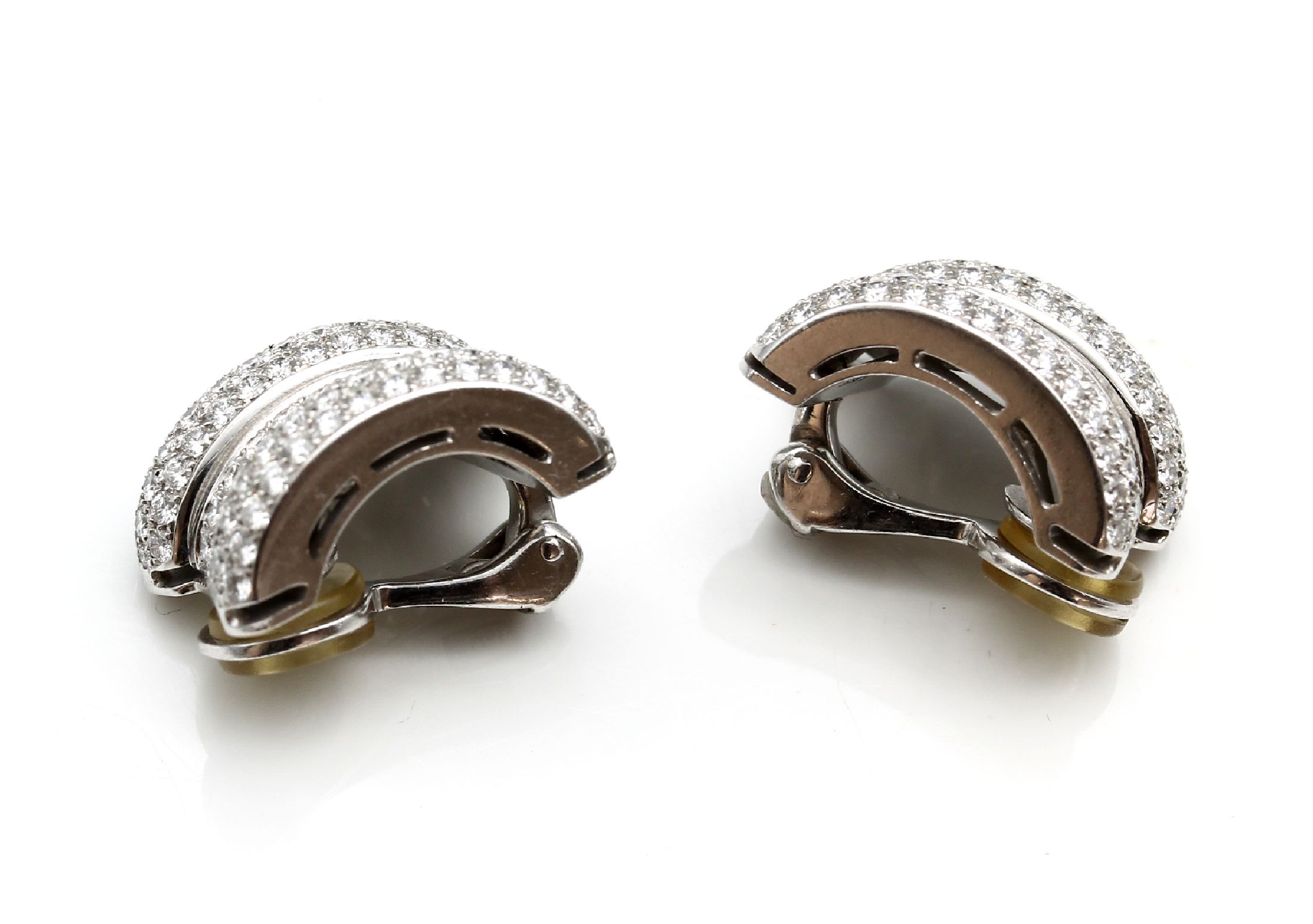 Detail b: Paar 18 kt Gold CHOPARD Brillant-Ohrclips, WG 750/000, sign. und num., Brillanten zus. ca. 5.00 ct feines Weiß-Weiß/lr-vs, total ca. 18.4 g