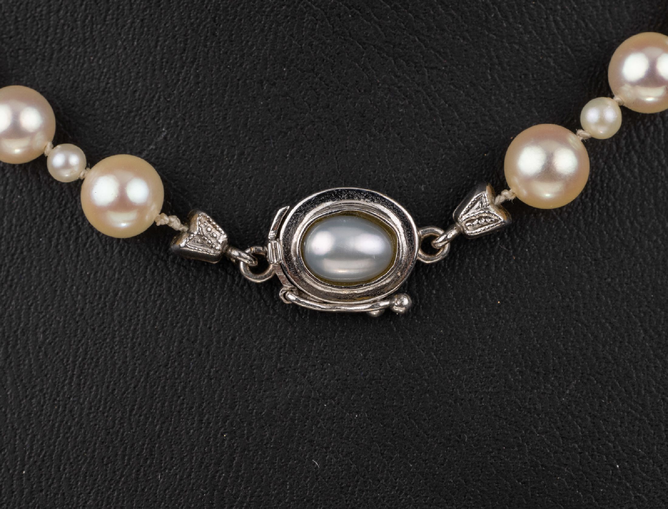 Detail a: Collier aus Zuchtperlen, Schließe WG 585/000, große und kleine Zuchtperlen im Wechsel, D ca. 2.8 und 5.8 mm, L. ca. 70 cm