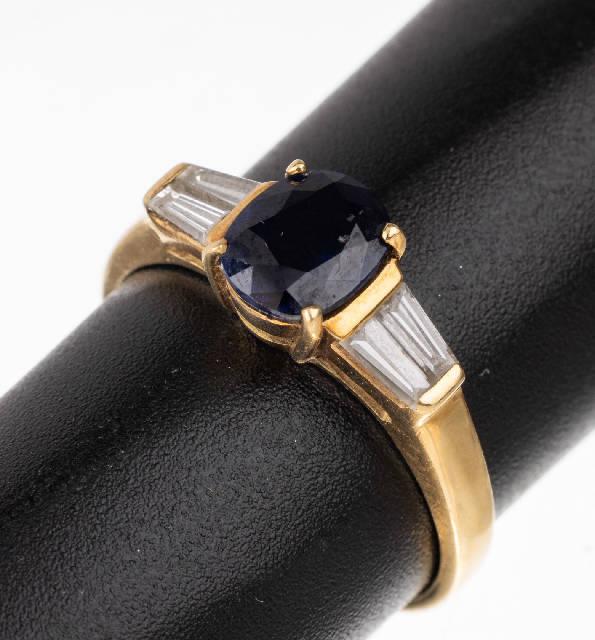 18 kt Gold Saphir-Diamant-Ring, GG 750/000, ovalfacett. Saphir ca. 1.10 ct, 4 Diamant-Trapeze zus. ca. 0.50 ct Weiß/lr-vs,RW 55, total ca. 3.6 g