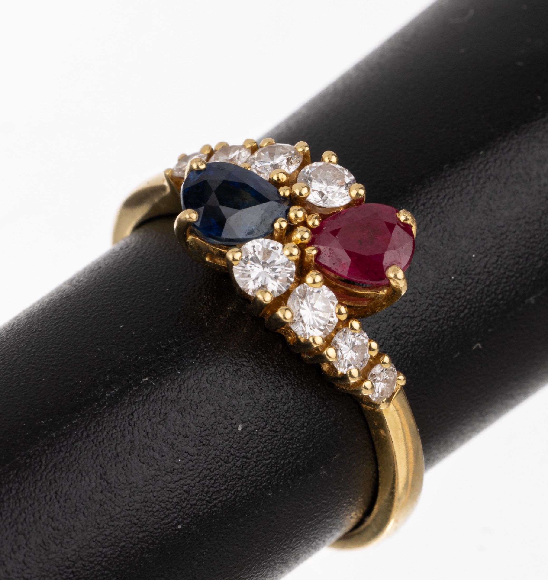 18 kt Gold Farbstein-Brillant-Ring, GG 750/000, facett. Saphir- und Rubintropfen zus. ca. 1.0 ct, 8 Brillanten zus. ca. 0.43 ct feines Weiß/vs, RW ...
