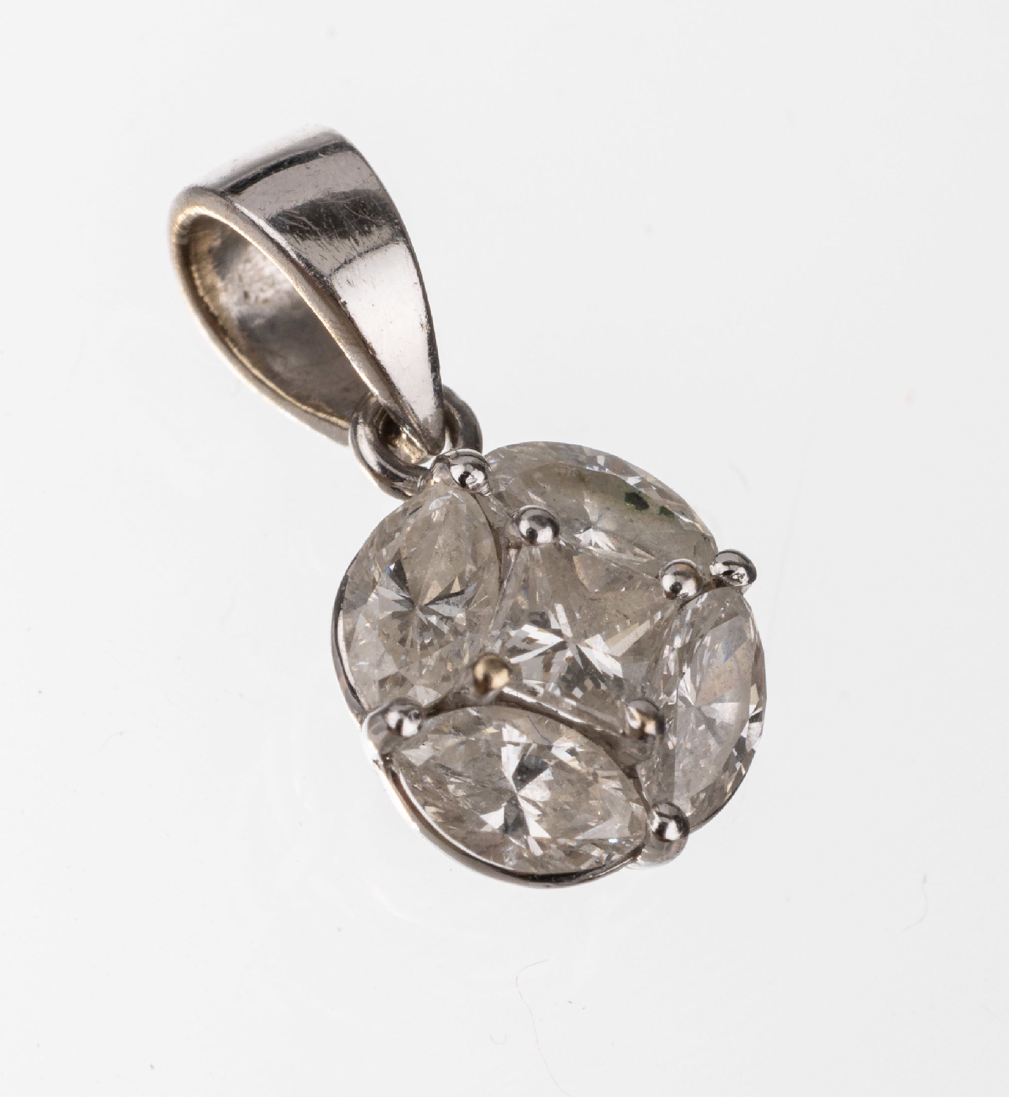 18 kt Gold Diamant-Anhänger, WG 750/000, Diamant im Princesscut umgeben von 4 Diamantnavettes zus. ca. 0.60 ct Weiß/si-p 1, L. ca. 1.4 cm