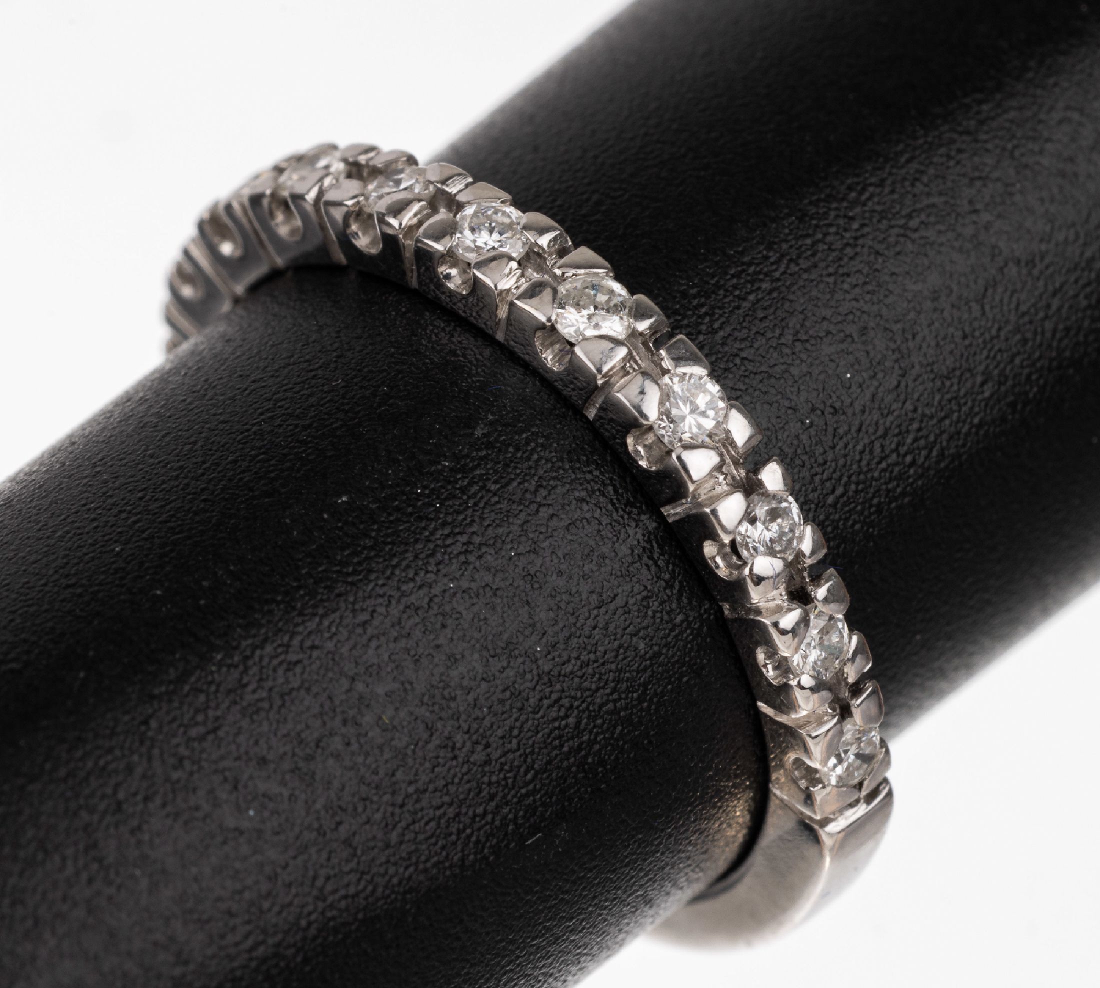 14 kt Gold Brillant-Halbmemoryring, WG 585/000, 13 Brillanten zus. ca. 0.35 ct, Weiß/vs- si, RW 55, ca. 2.9 g
