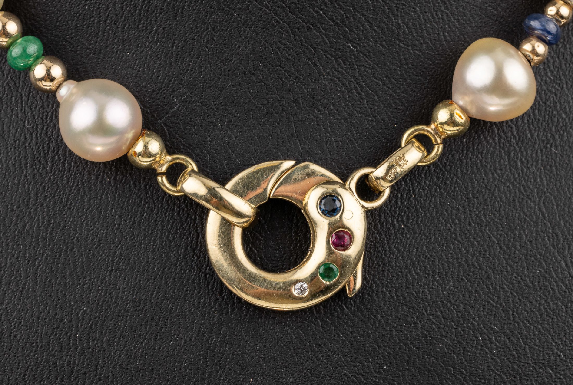 Detail a: 14 kt Gold Akoyazuchtperl-Farbstein-Kette, Schließe und Zwischenkugeln GG 585/000, Rubin-, Saphir- und Smaragd-Kugeln zus. ca. 5.0 ct, 2 Brillanten ...