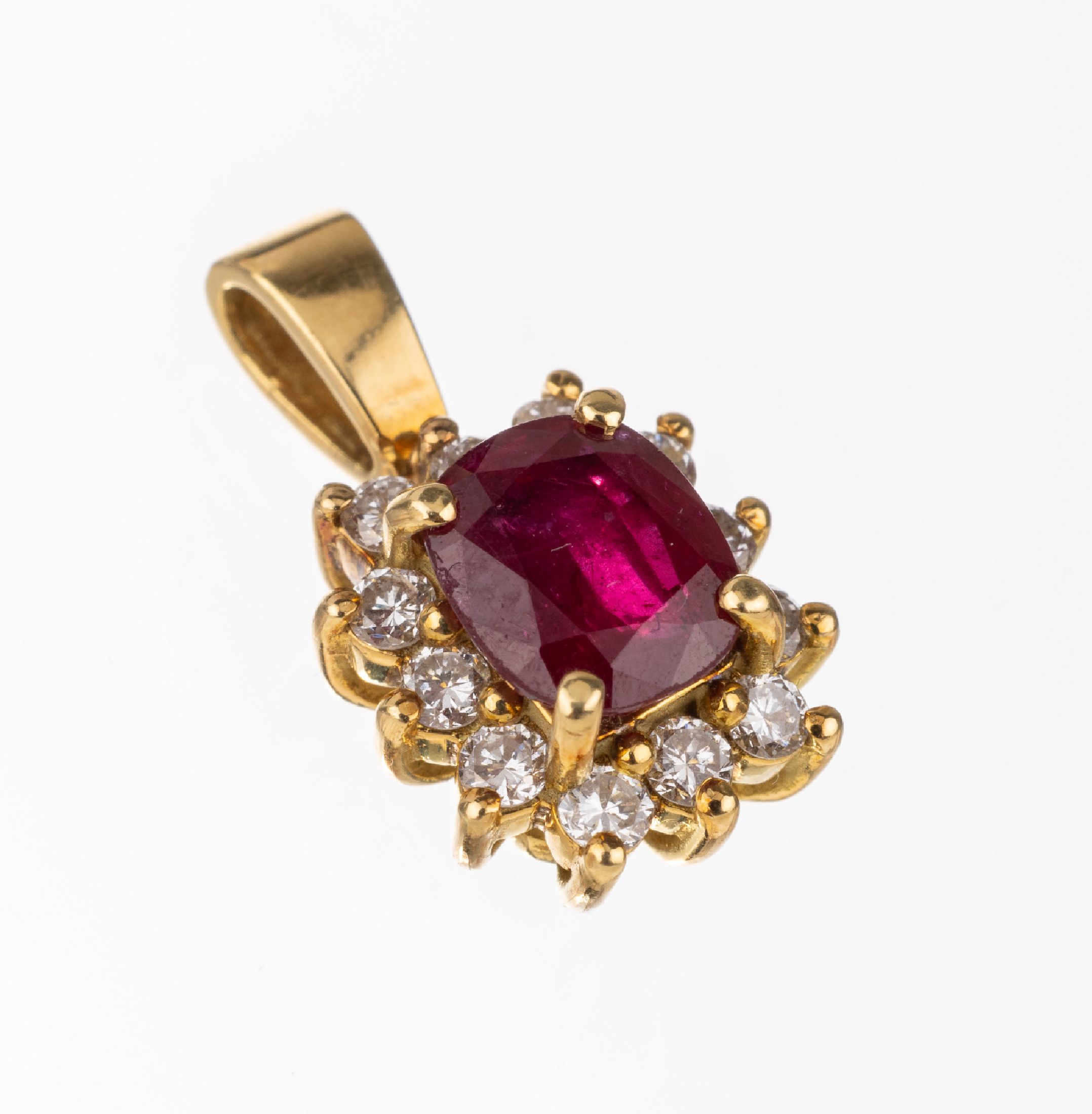 18 kt Gold Rubin-Brillant-Anhänger, GG 750/000, ovalfacett. Rubin ca. 1.0 ct, 12 Brillanten zus. ca. 0.35 ct Weiß/vs-si, L. ca.1.5 cm, total ca. ...