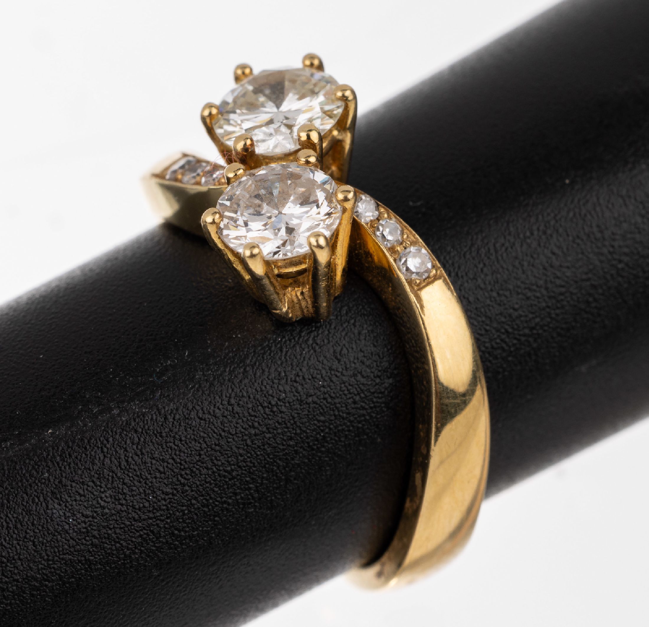 18 kt Gold Brillant-Ring, GG 750/000, 2 Brillanten zus. ca. 1.20 ct Weiß/lr-vs, 6 8/8-Diamanten zus. ca. 0.08 ct Weiß/vvs-vs, RW 54, total ca. 6.8 ...