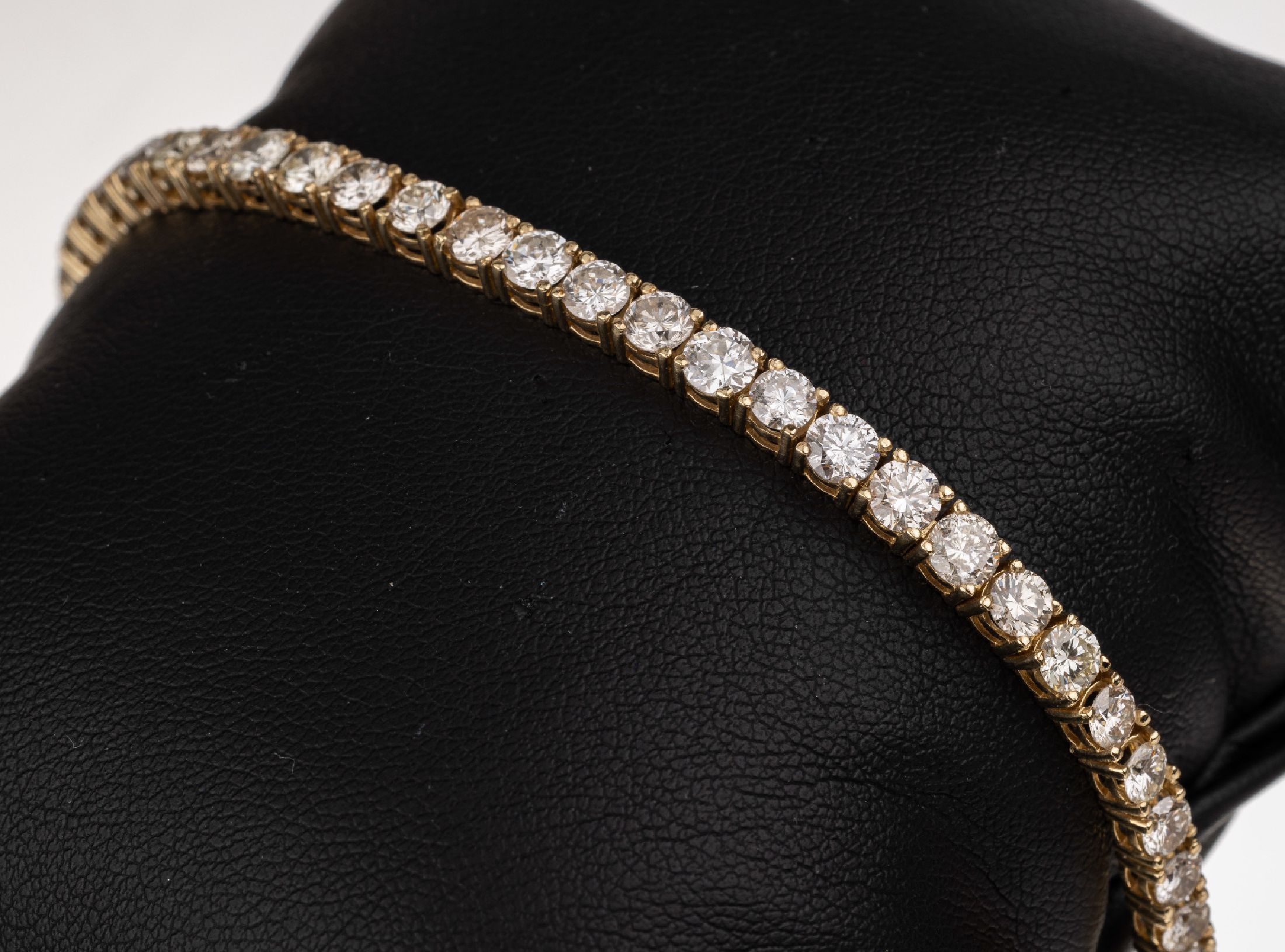 14 kt Gold Brillant-Linienarmband, GG 585/000, Brillanten zus. ca. 8.00 ct Weiß- l.get.Weiß/vs-p1, L. ca. 18.2 cm, Kastenschloßmit ...