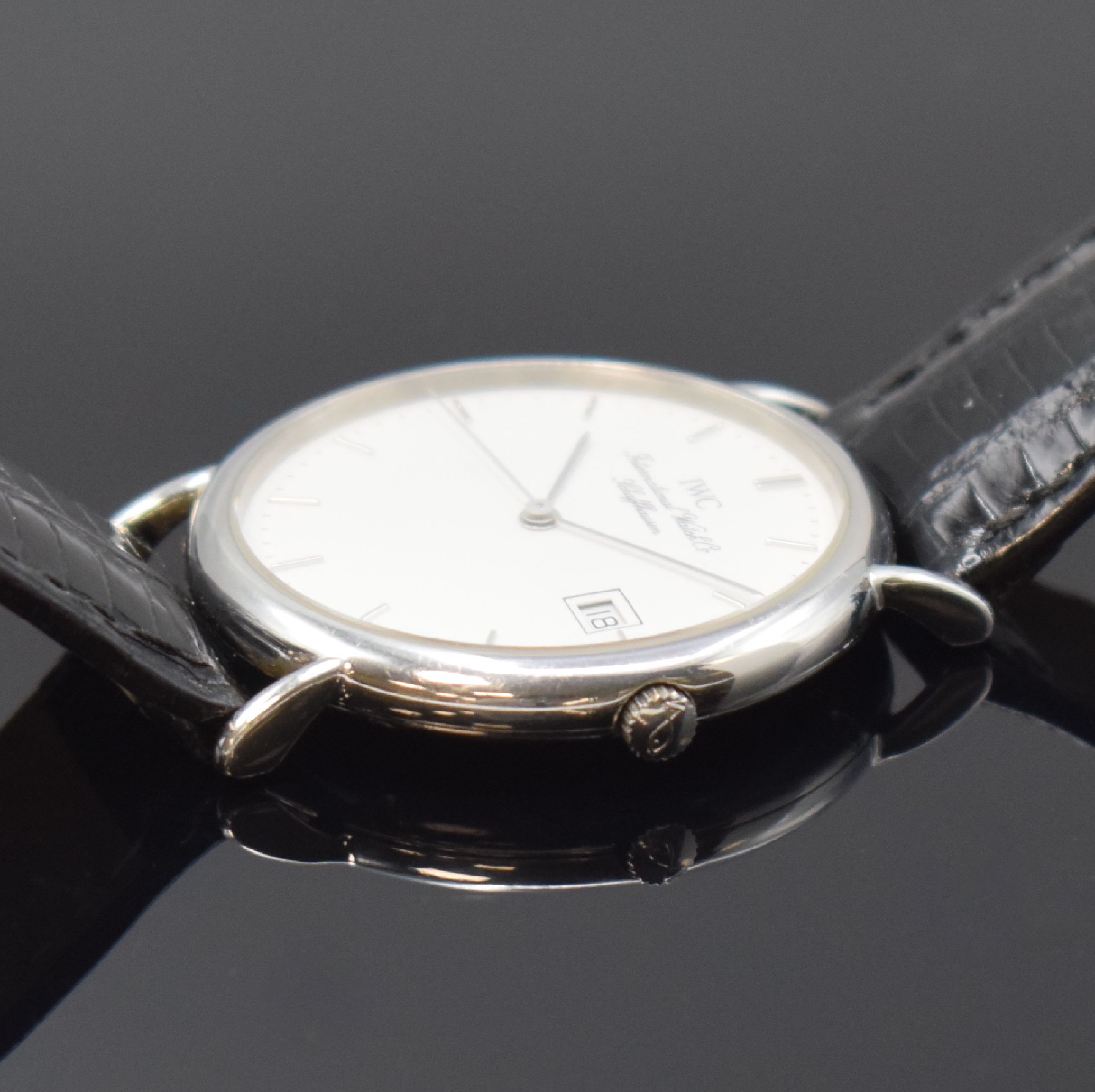 Detail b: IWC Herrenarmbanduhr Serie Portofino, Schweiz um 1990, quarz, Edelstahlgeh., Boden 4-fach verschr., weißes Zifferbl., Anz. v. Std., Min., ...