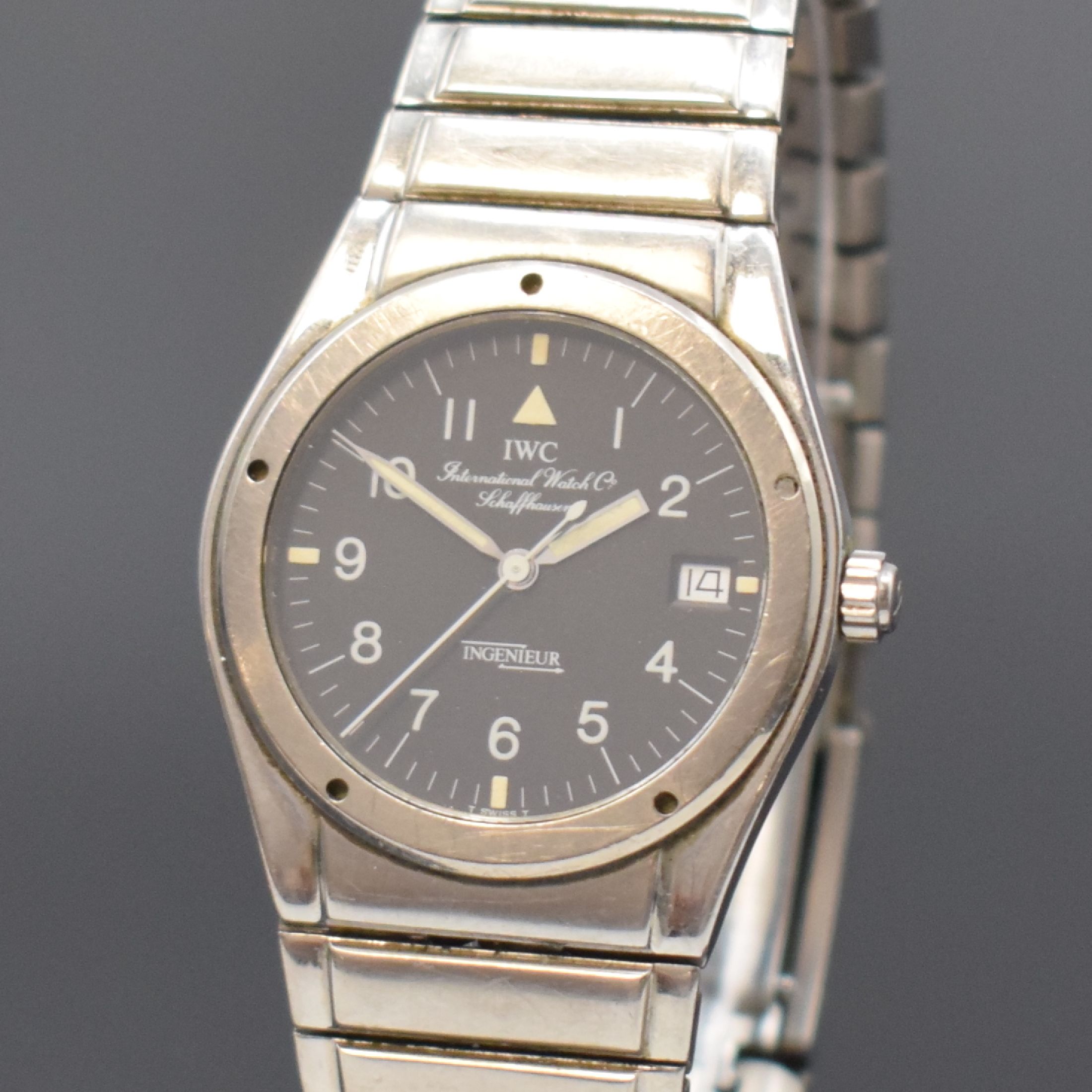 Detail a: IWC Damenarmbanduhr Ingenieur, Schweiz 1980er Jahre, quarz, Titangeh. inkl. Gliederband m. Faltschl., Boden u. Lünette verschr., schwarzes ...