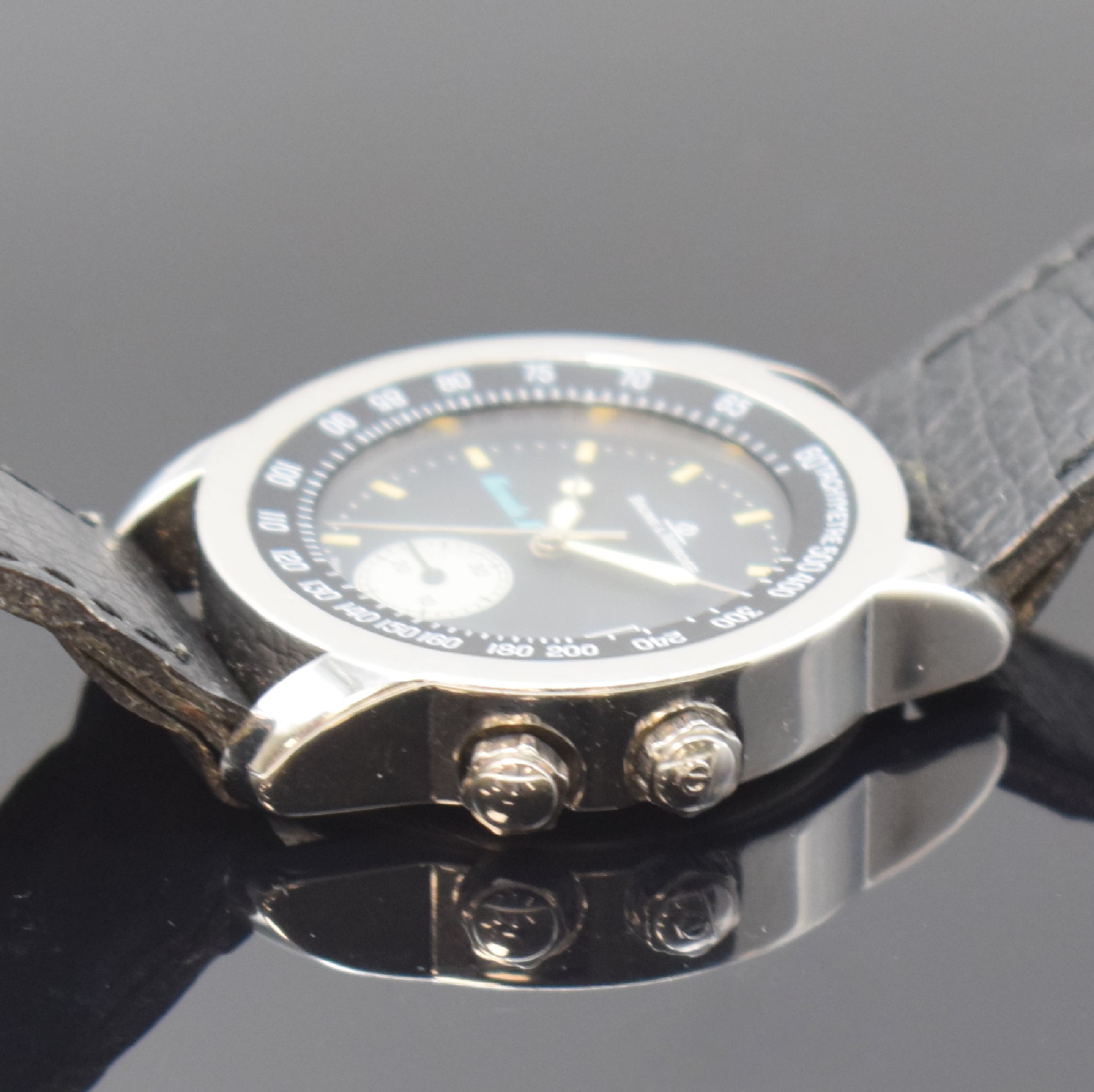 Detail b: BAUME & MERCIER Herrenarmbanduhr Modellserie Formula S Referenz MV 04 F 007, Schweiz um 1995, quarz, Edelstahlgeh., Boden 4-fach verschr., schwarzes ...