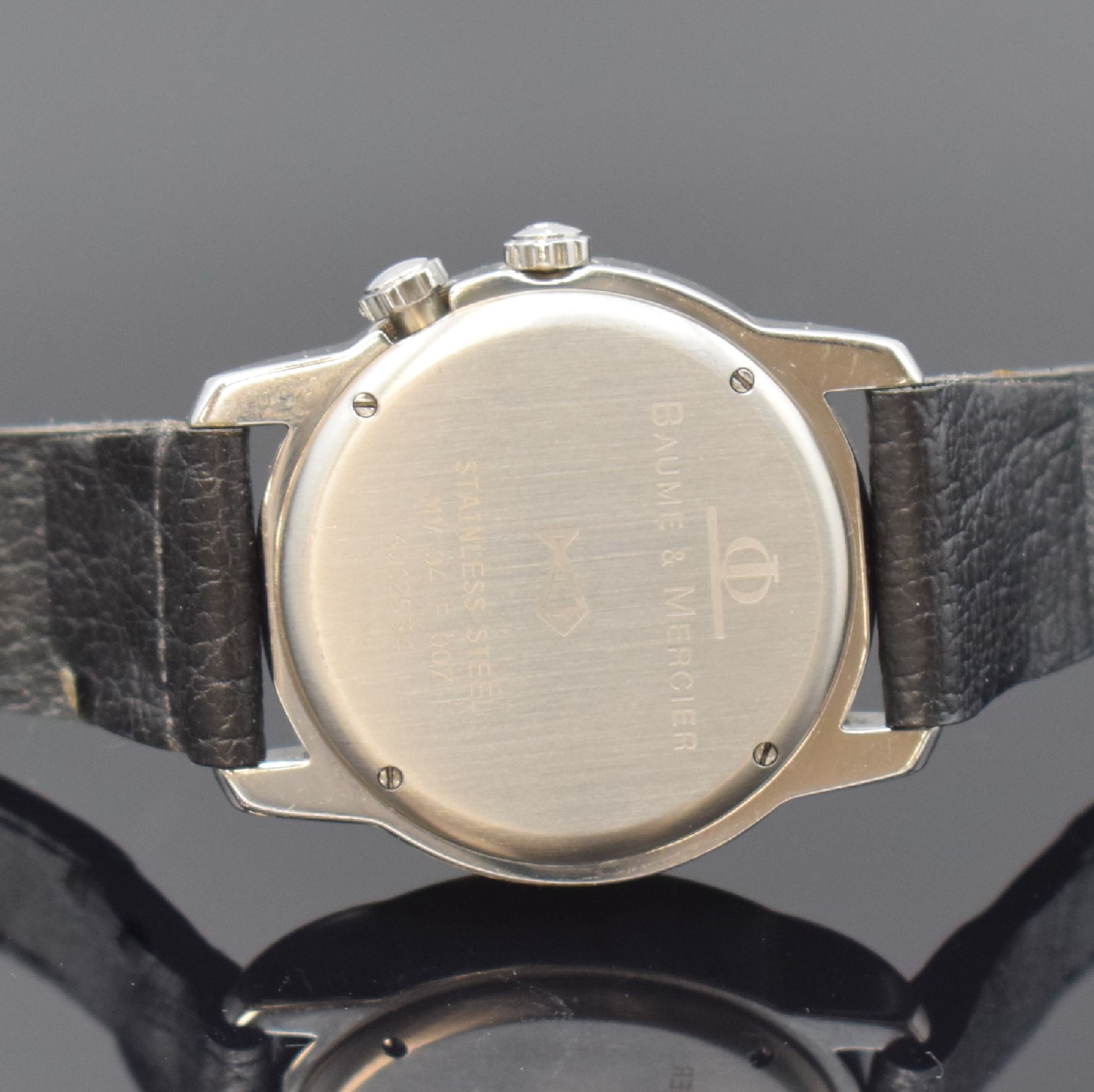 Detail c: BAUME & MERCIER Herrenarmbanduhr Modellserie Formula S Referenz MV 04 F 007, Schweiz um 1995, quarz, Edelstahlgeh., Boden 4-fach verschr., schwarzes ...