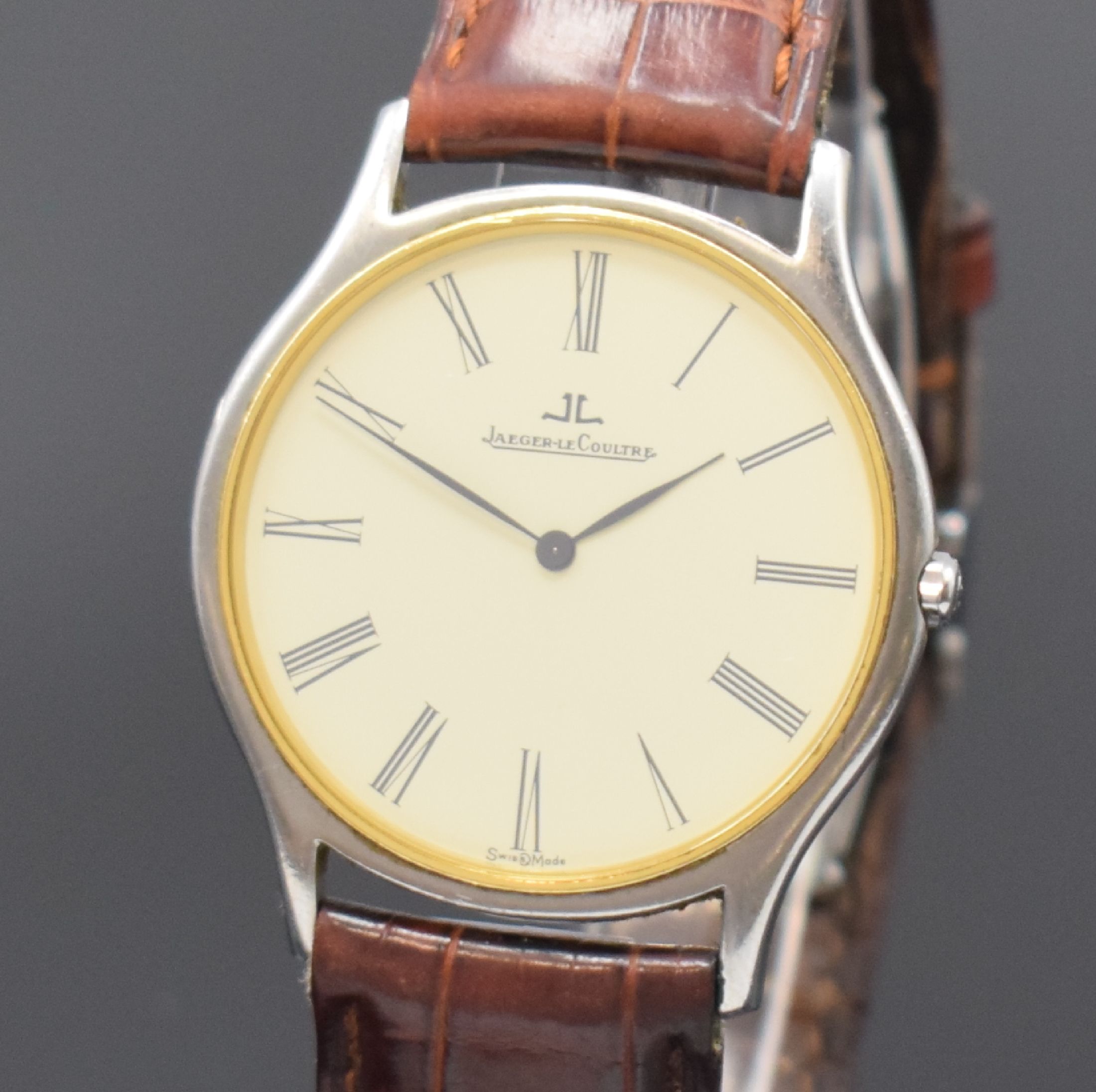 Detail a: Jaeger-LeCoultre Heraion flache Herrenarmbanduhr in Stahl/Gold Referenz 140.112.5, Schweiz um 1995, quarz, neutr. Lederband m. orig. dopp. Faltschl., ...
