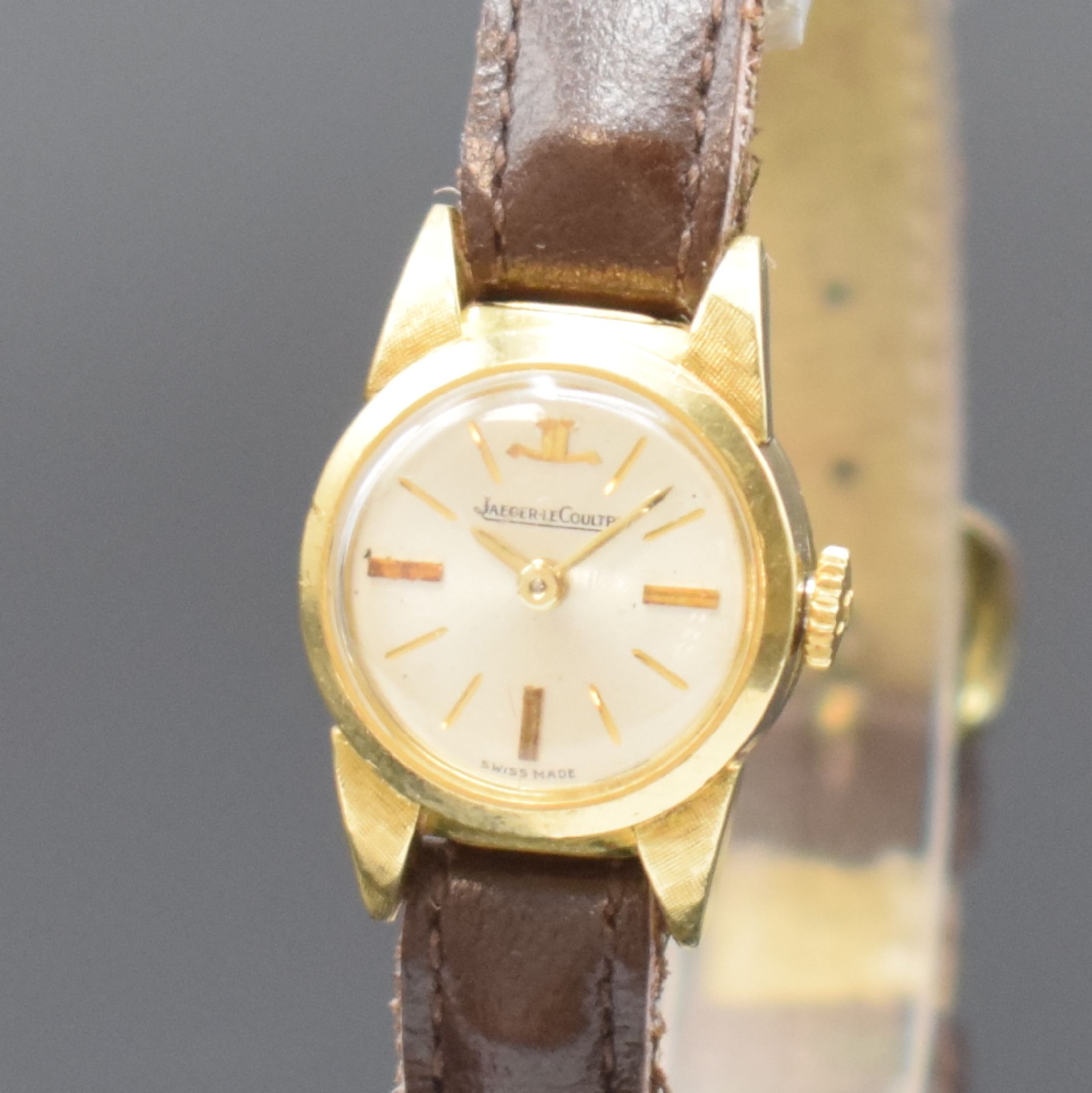 Detail a: Jaeger-LeCoultre Damenarmbanduhr in GG 750/000, Schweiz um 1965, Handaufzug, Boden gedr., silb. Zifferbl. m. gold. Std.-Ind. (teils angel.), gold. ...