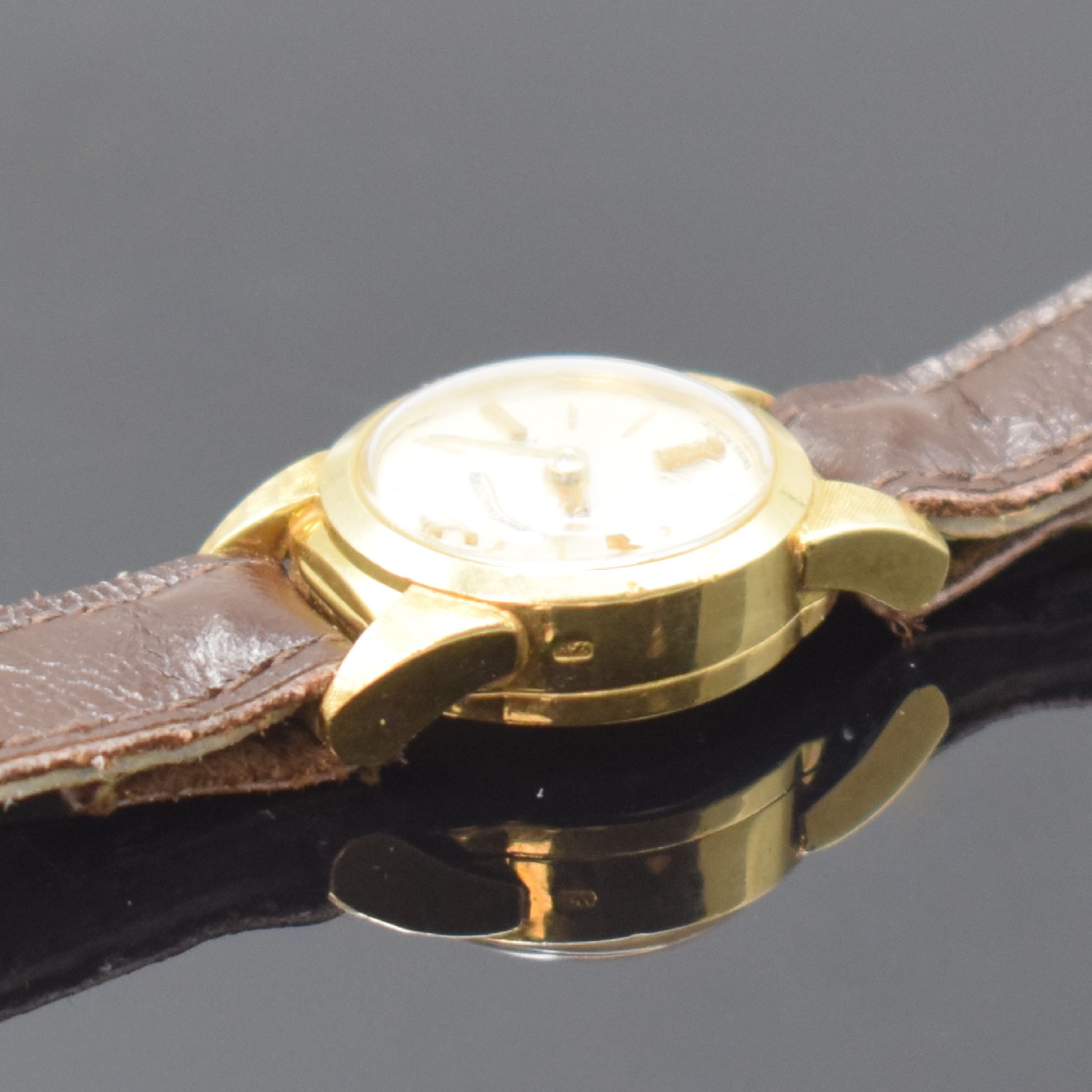 Detail d: Jaeger-LeCoultre Damenarmbanduhr in GG 750/000, Schweiz um 1965, Handaufzug, Boden gedr., silb. Zifferbl. m. gold. Std.-Ind. (teils angel.), gold. ...