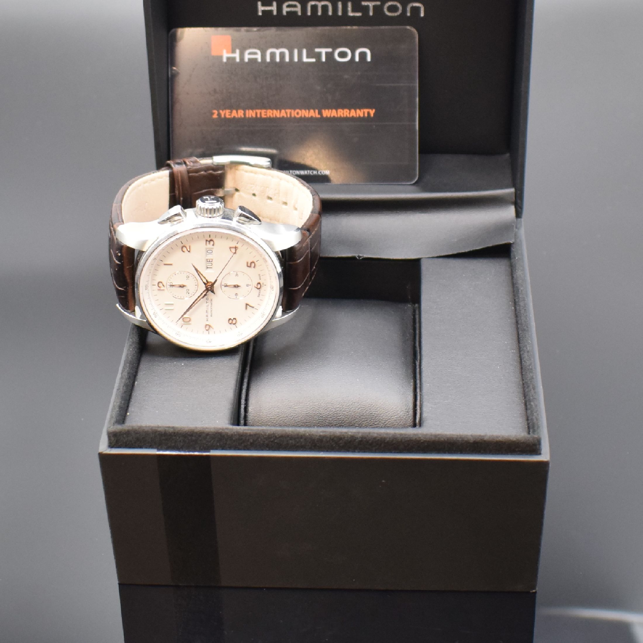 Detail f: HAMILTON Herrenchronograph in Stahl, Schweiz um 2020, Automatik, beids. Saphir- vergl. Geh., Boden 6-fach verschr., orig. Lederband m. Stahl ...