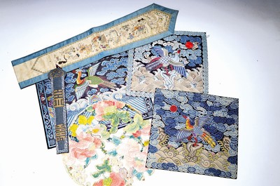 10 Seidenstickereien, China, Qing Dynastie, meist um 1900, feine handgestickte Darstellungen, u.a. Kranich, Drache, Phönix, u.a. zwei Klingelzüge ...
