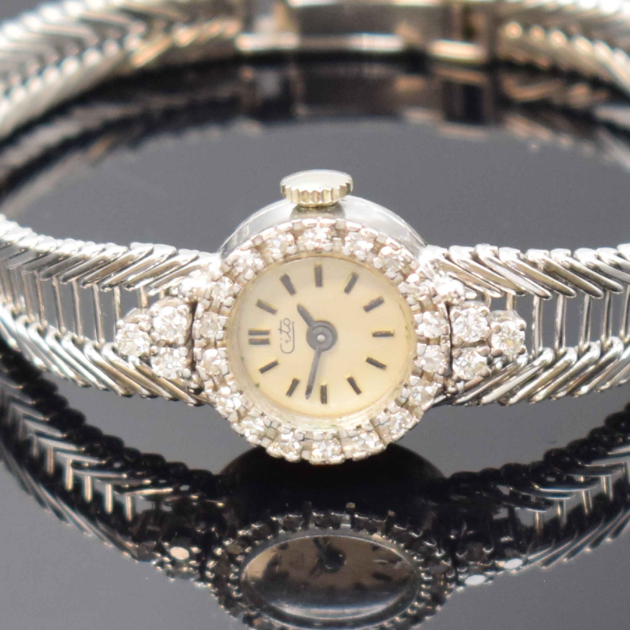 Detail a: CITO Damenarmbanduhr in WG 750/000 mit Diamanten, Schweiz um 1955, Handaufzug, Boden aufgedr., Lünette aufw. m. Diamanten bes., silb. Zifferbl. m. ...