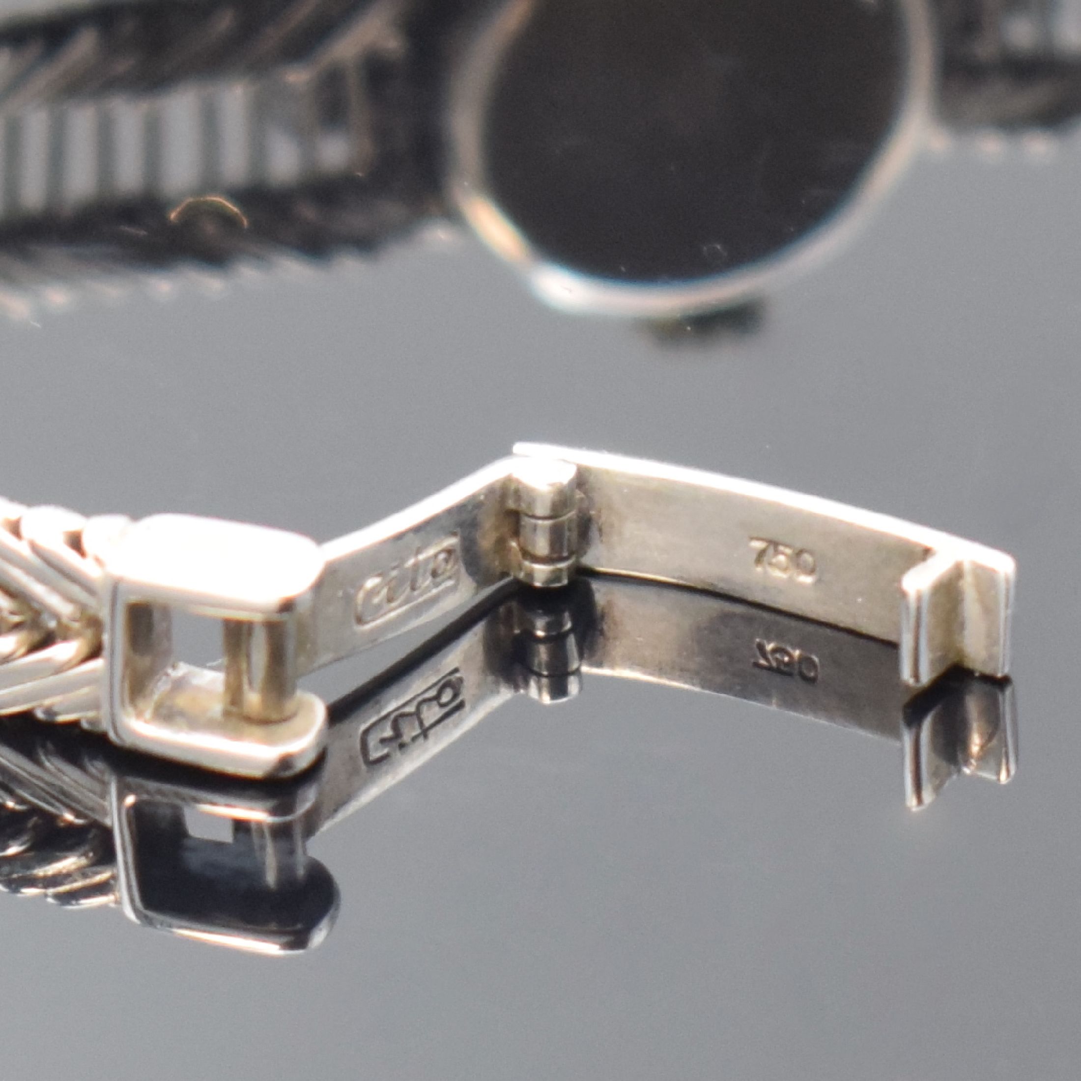 Detail b: CITO Damenarmbanduhr in WG 750/000 mit Diamanten, Schweiz um 1955, Handaufzug, Boden aufgedr., Lünette aufw. m. Diamanten bes., silb. Zifferbl. m. ...