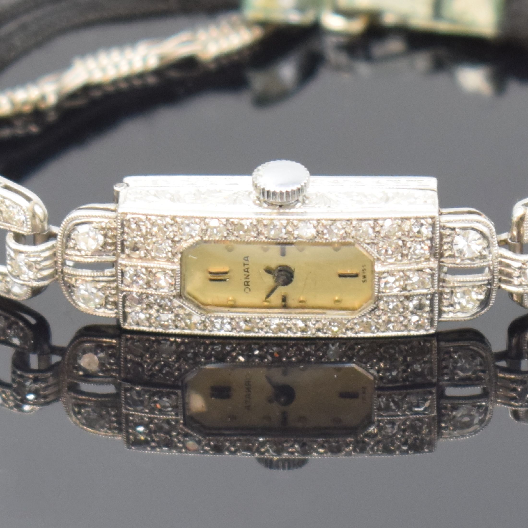 Detail a: Art Deco Damenarmbanduhr in Platin, Schweiz um 1925, Werk Handaufzug später, 2-teiliges Scharniergeh., Boden aufgedr., Gehäuse u. Bandansätze ...