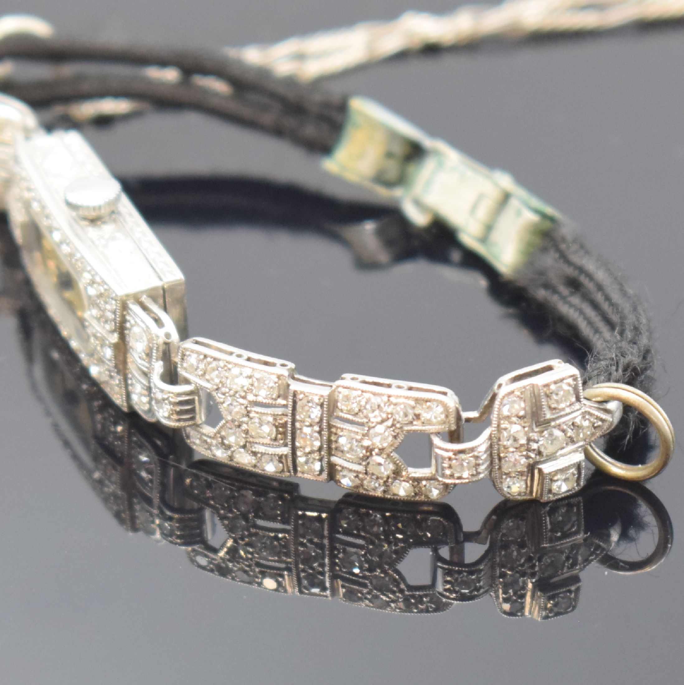 Detail b: Art Deco Damenarmbanduhr in Platin, Schweiz um 1925, Werk Handaufzug später, 2-teiliges Scharniergeh., Boden aufgedr., Gehäuse u. Bandansätze ...