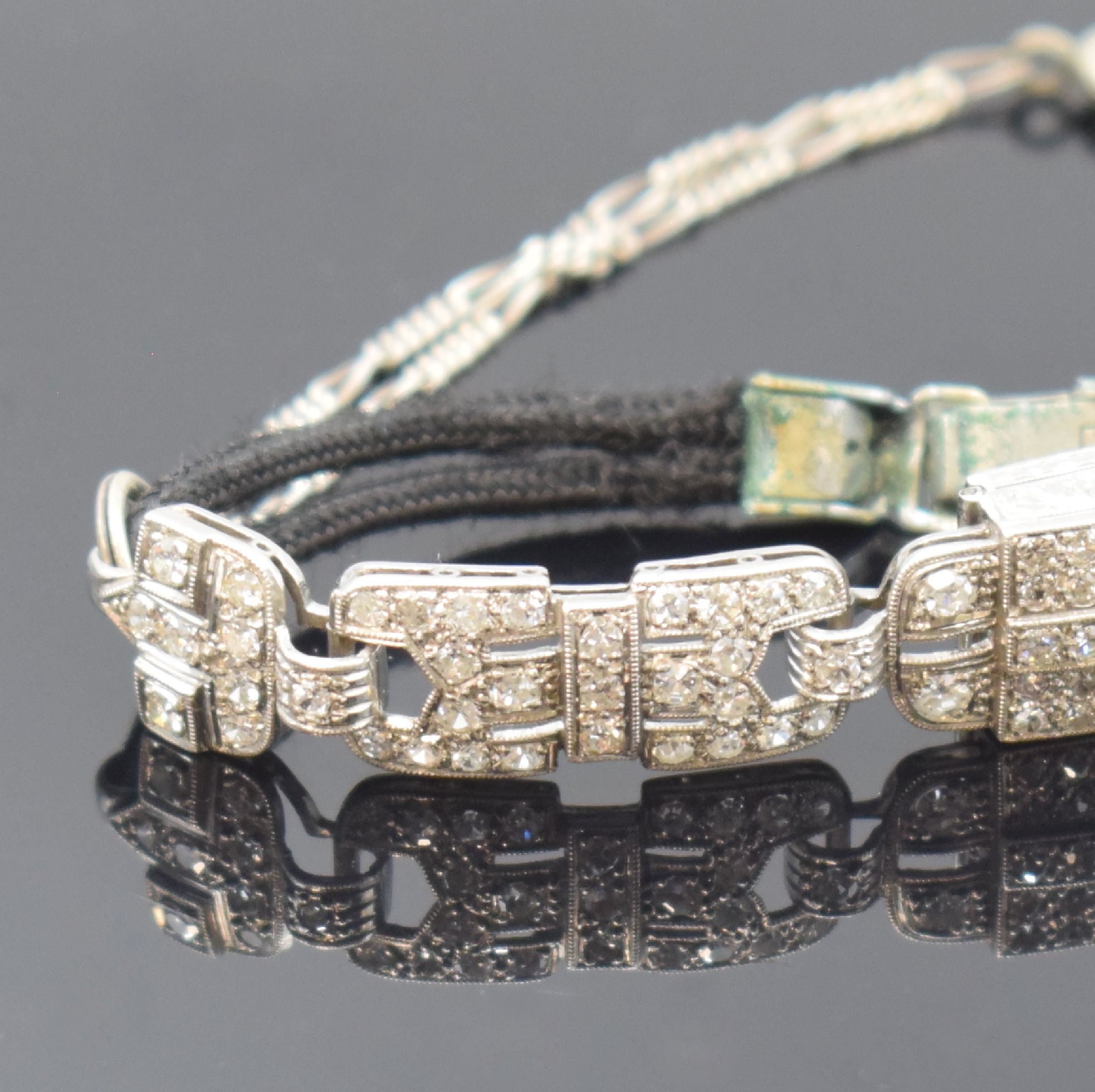 Detail c: Art Deco Damenarmbanduhr in Platin, Schweiz um 1925, Werk Handaufzug später, 2-teiliges Scharniergeh., Boden aufgedr., Gehäuse u. Bandansätze ...
