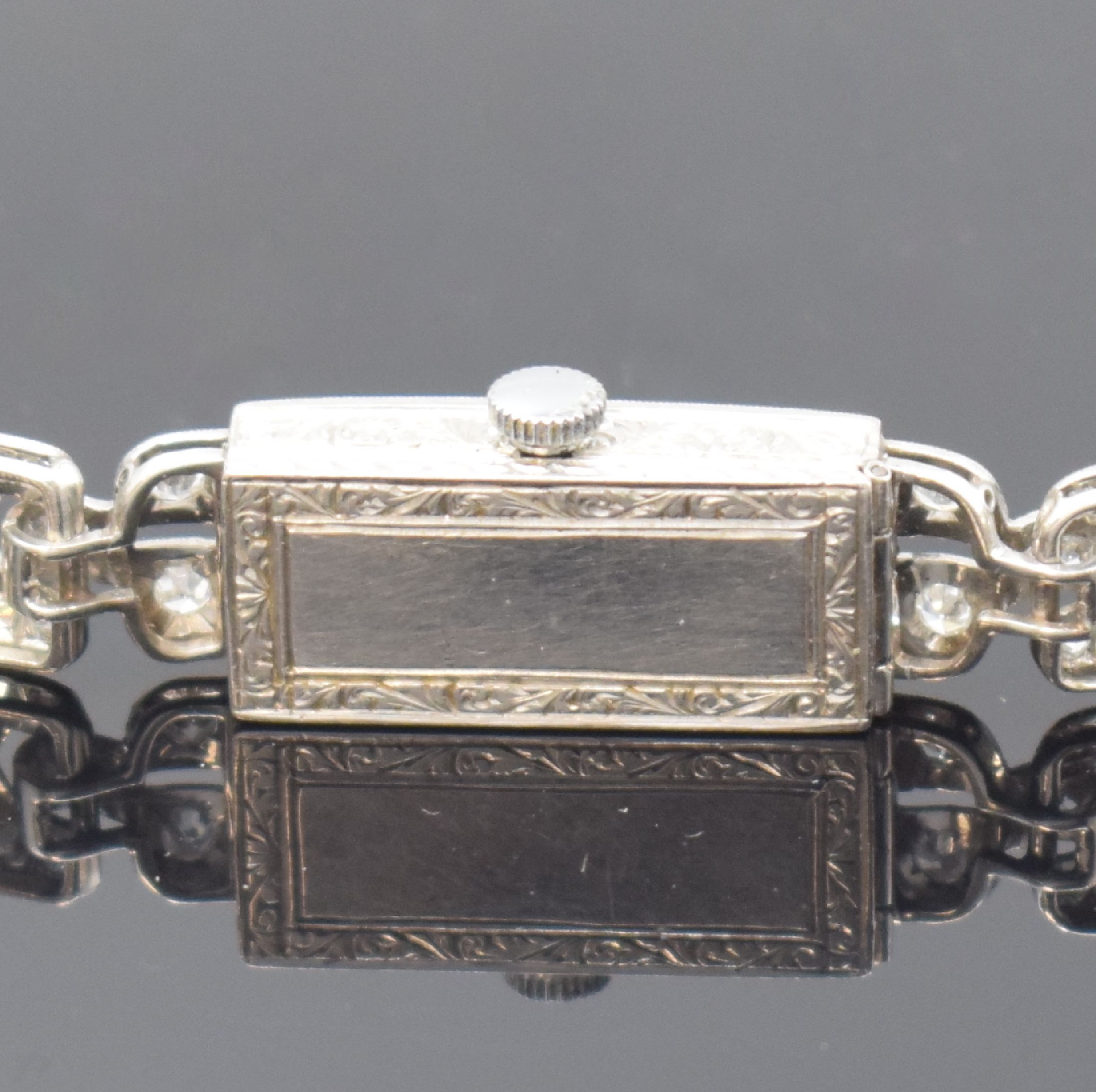 Detail d: Art Deco Damenarmbanduhr in Platin, Schweiz um 1925, Werk Handaufzug später, 2-teiliges Scharniergeh., Boden aufgedr., Gehäuse u. Bandansätze ...