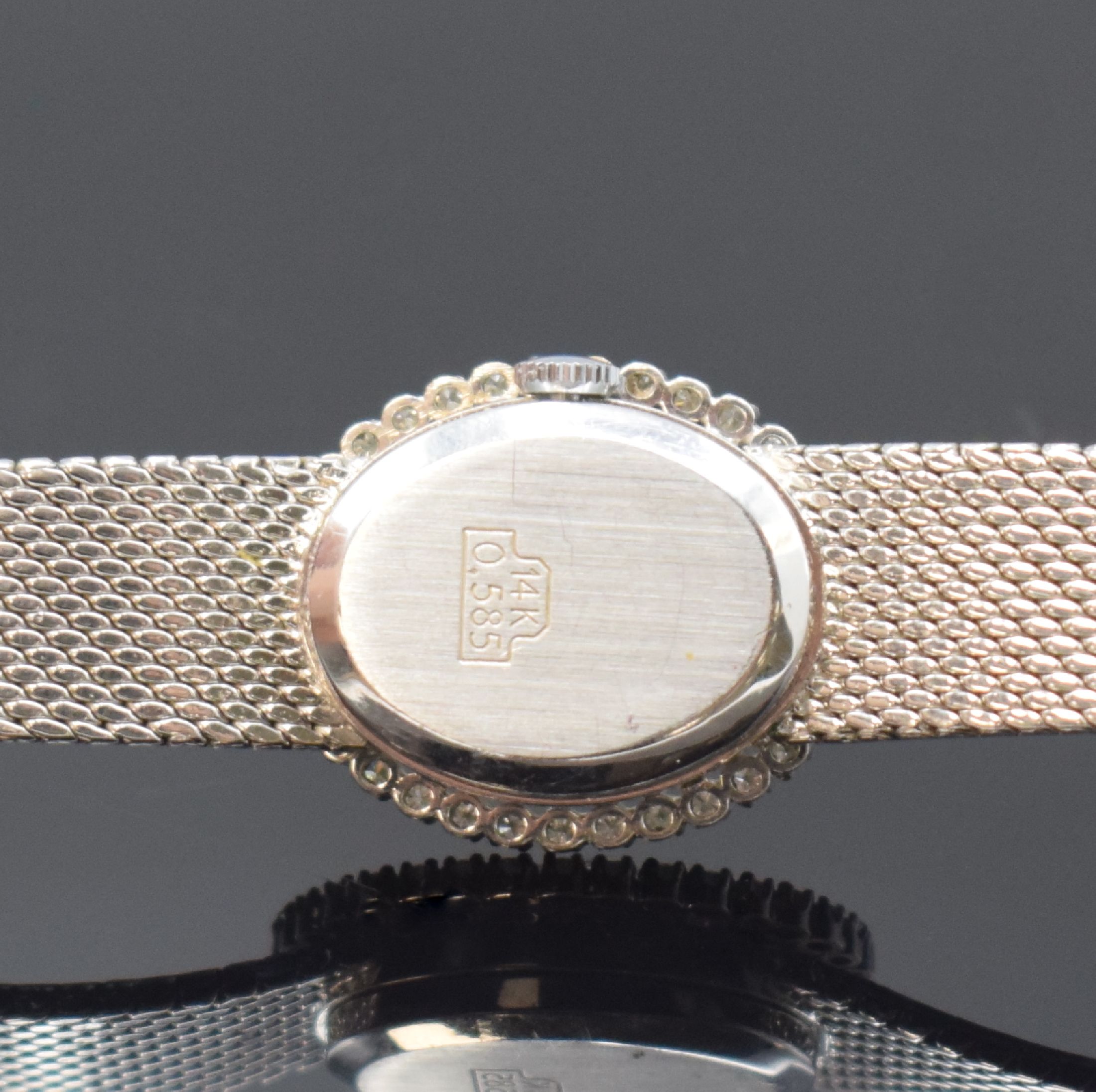 Detail c: GHC Damenarmbanduhr in WG 585/000, Schweiz um 1970, Handaufzug, 2-teil. Geh., Boden aufgedr., Milanaiseband, Lünette m. Diamanten bes., silb. ...