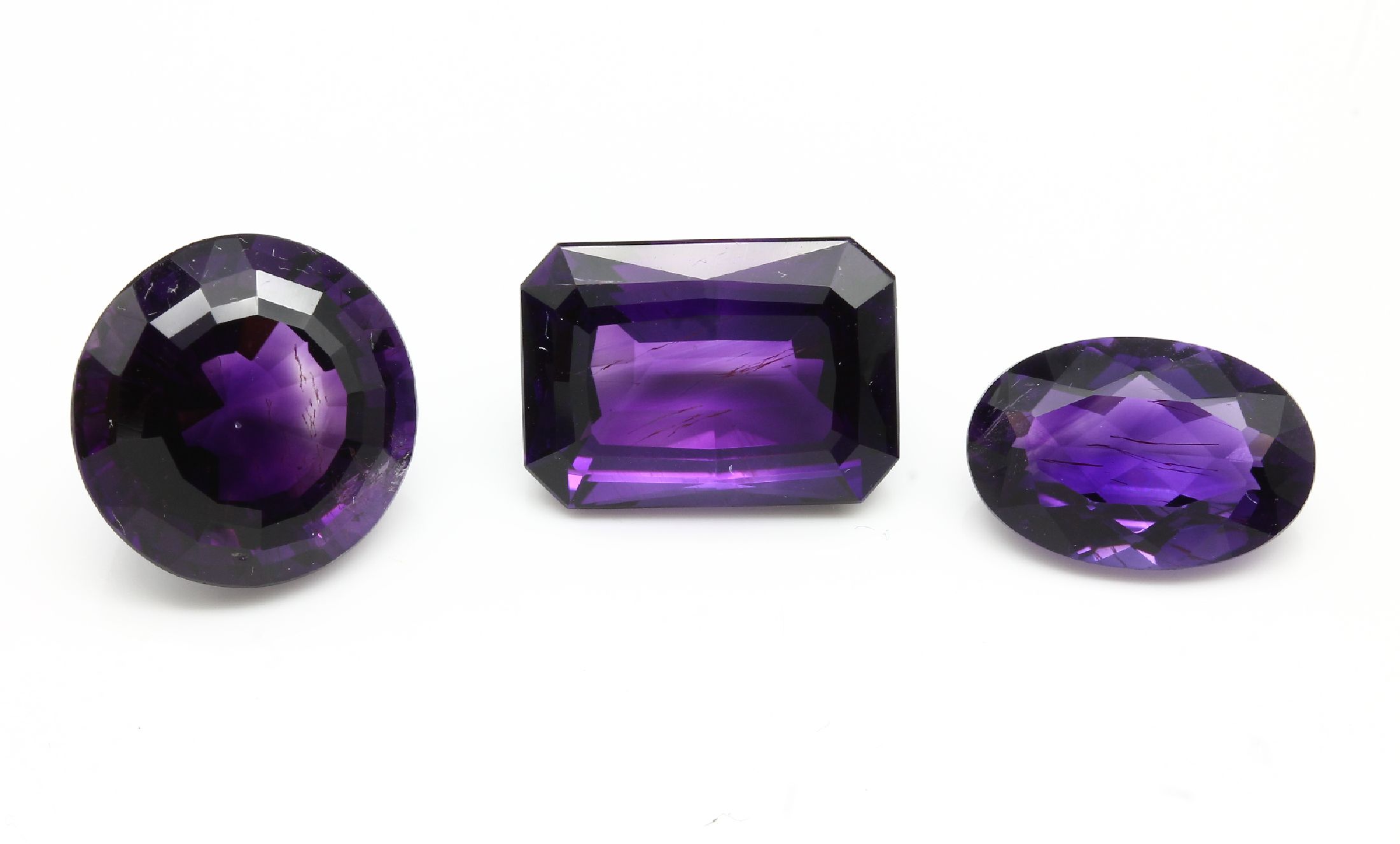 Detail a: Lot 12 lose Amethyste ca. 73.2 ct, in versch. Formen, facett., intensive Farbe