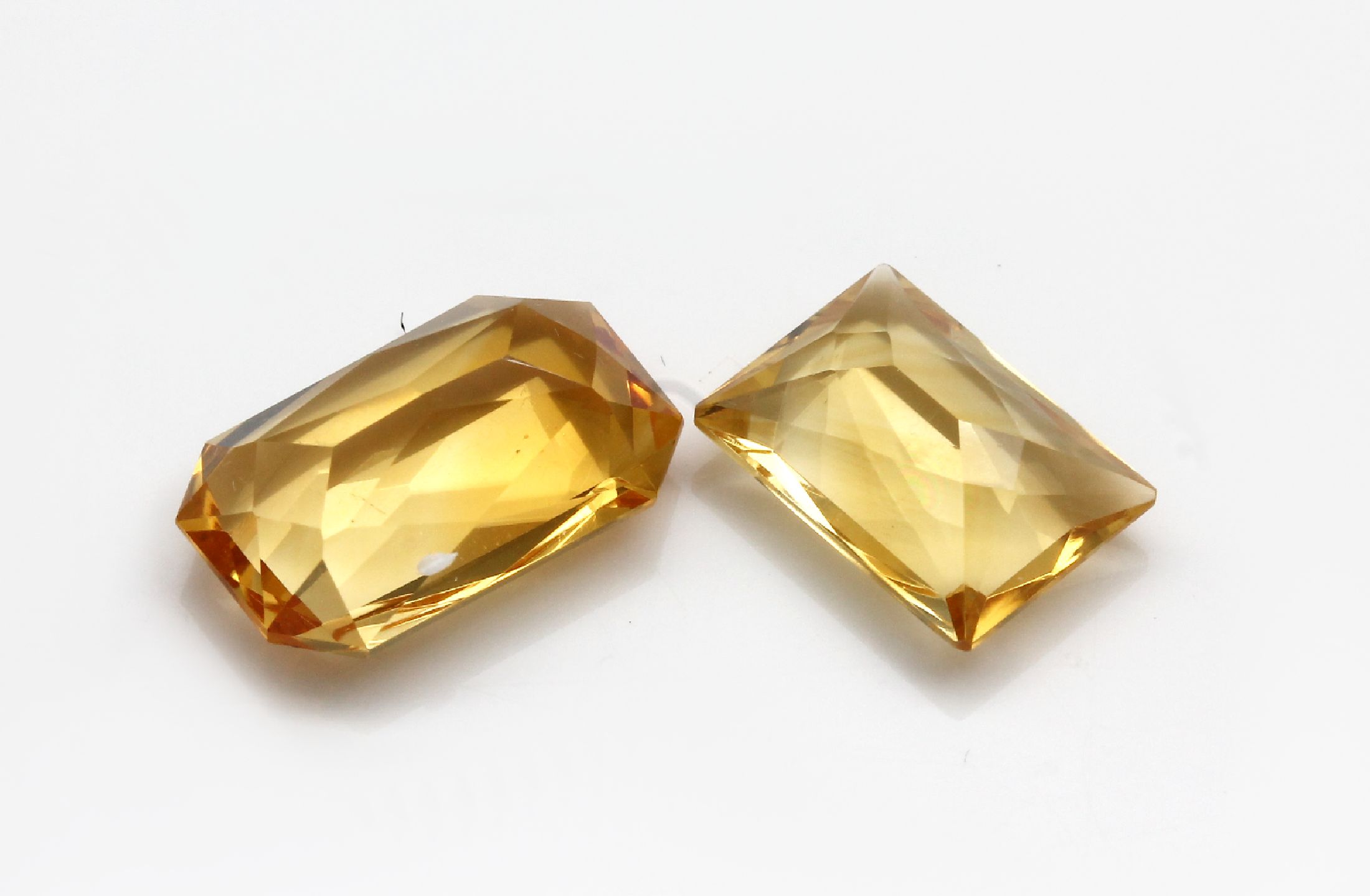 Detail b: Lot 10 lose facett. Citrine ca. 39.10 ct, in versch. Formen und Farbnuancen