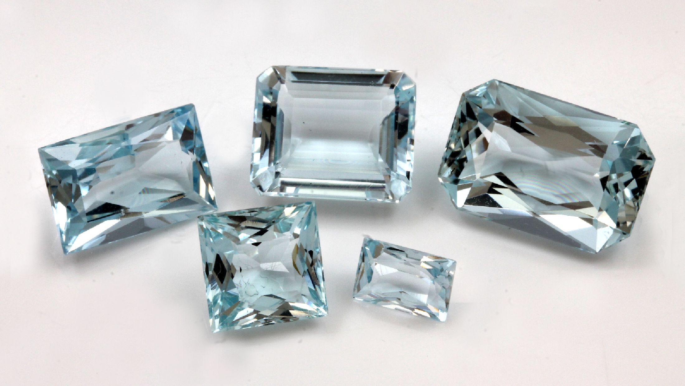 Lot 5 lose facett. Aquamarine, ca. 20.75 ct, in versch. Formen und Größen