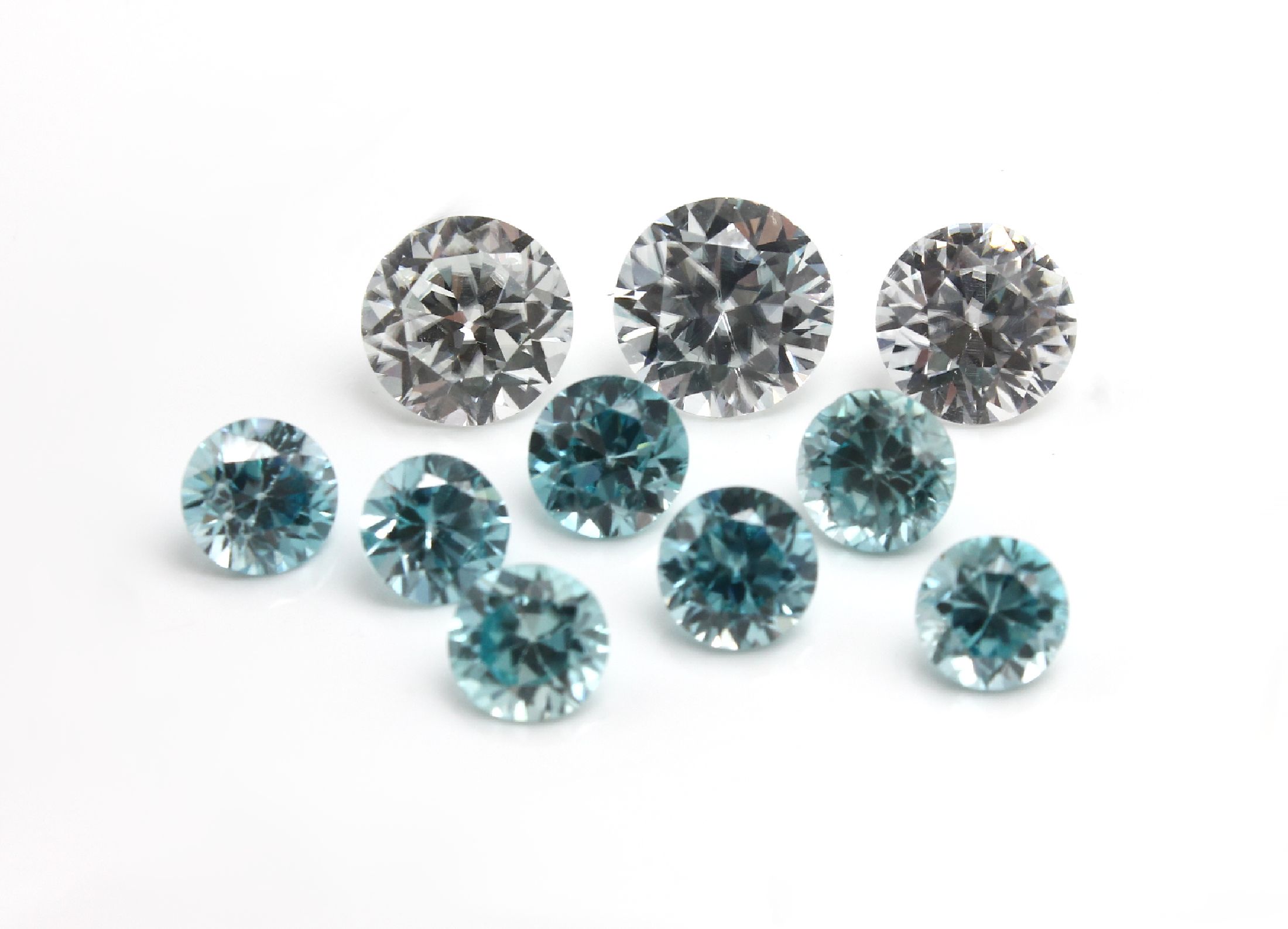 Lot 10 lose facett. Zirkone, ca. 19.90 ct, blau und farblos, im Brillantschliff