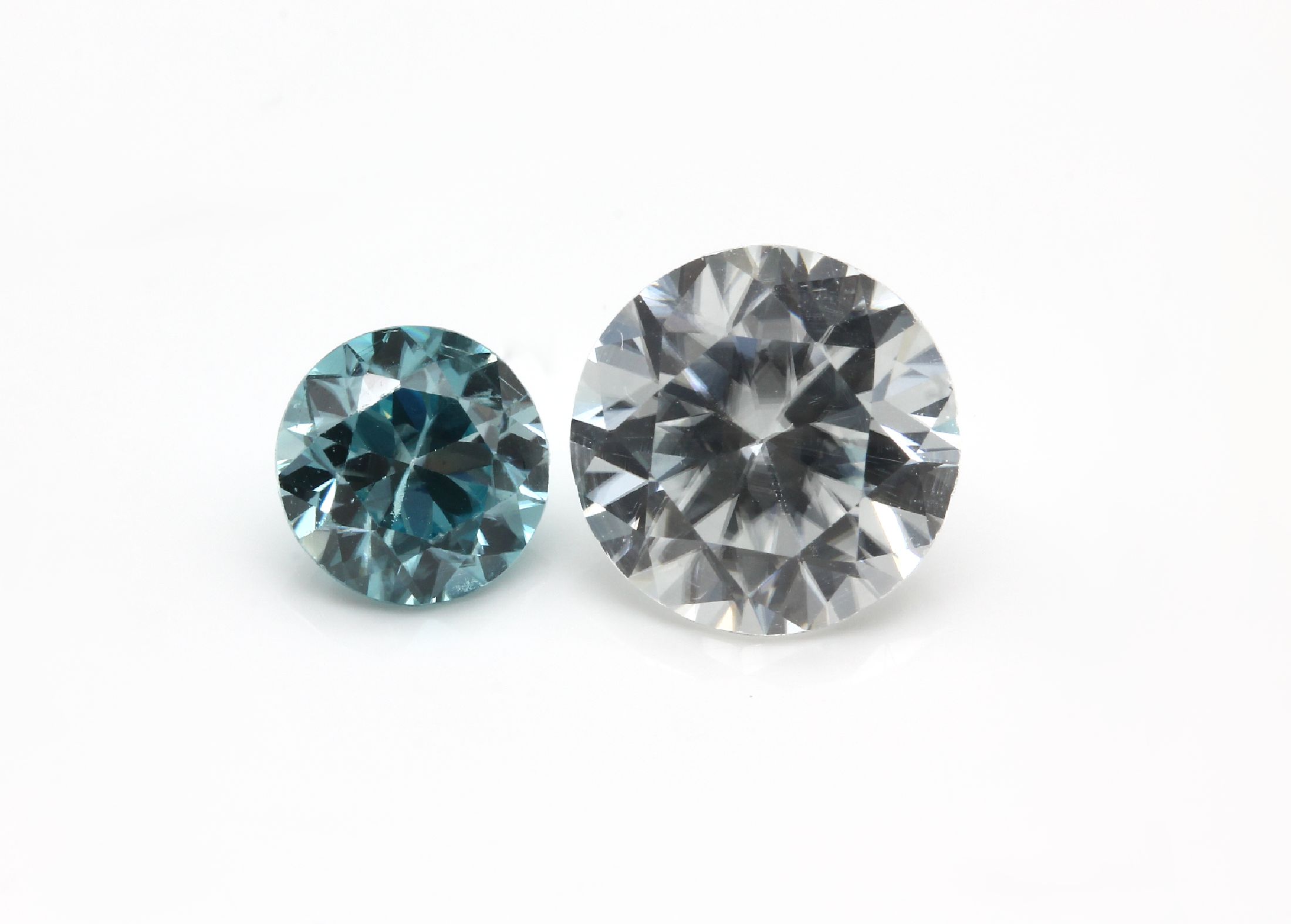 Detail a: Lot 10 lose facett. Zirkone, ca. 19.90 ct, blau und farblos, im Brillantschliff