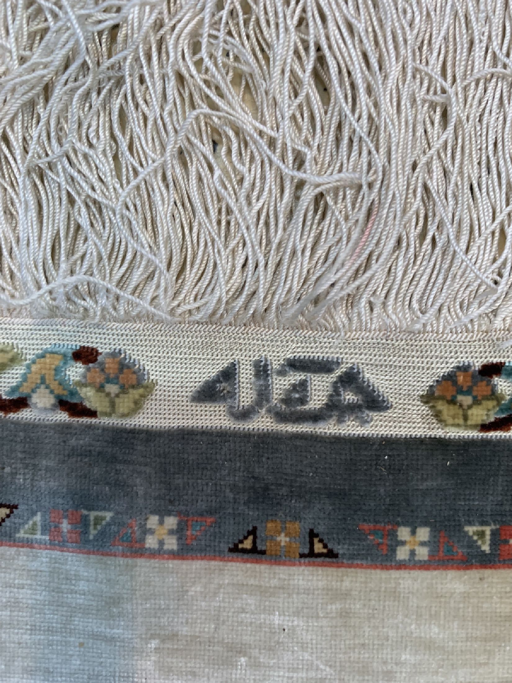Detail f: Hereke Seide, sehr fein, Türkei, signiert, um 1960, reine Naturseide, ca. 107 x 68 cm, ca. 2,0 Mio. Kn/qm, EHZ: 1-2.