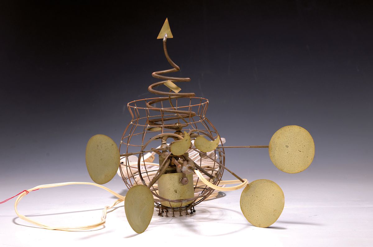 Hans Karl Busch, geb. 1943, Kinetisches Objekt, Metall, elektrifiziert, stilisierte Darstellung einer Biene oder Hummel, D. ca. 25cm, korrodiert, ...