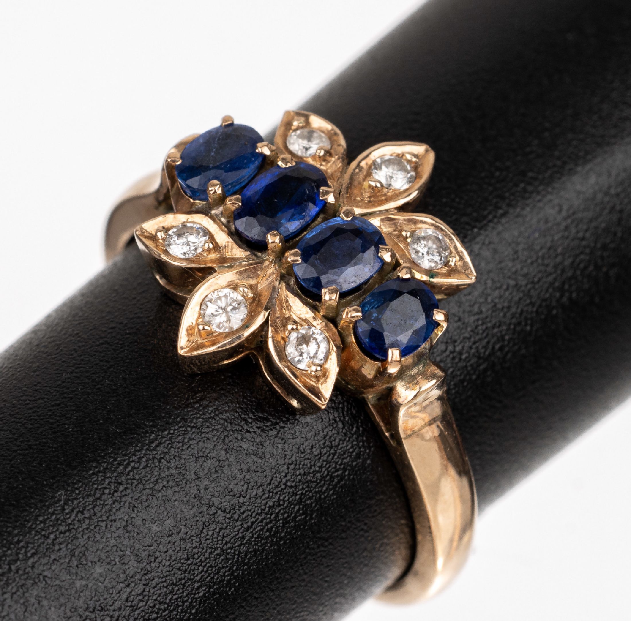 14 kt Gold Saphir Brillant Ring, GG 585/000, 6 Brillanten zus. ca. 0.09 ct Weiß/si, 4 ovalfacett. Saphire zus. ca. 0.40 ct, total ca. 3.3 g, RW 51.5
