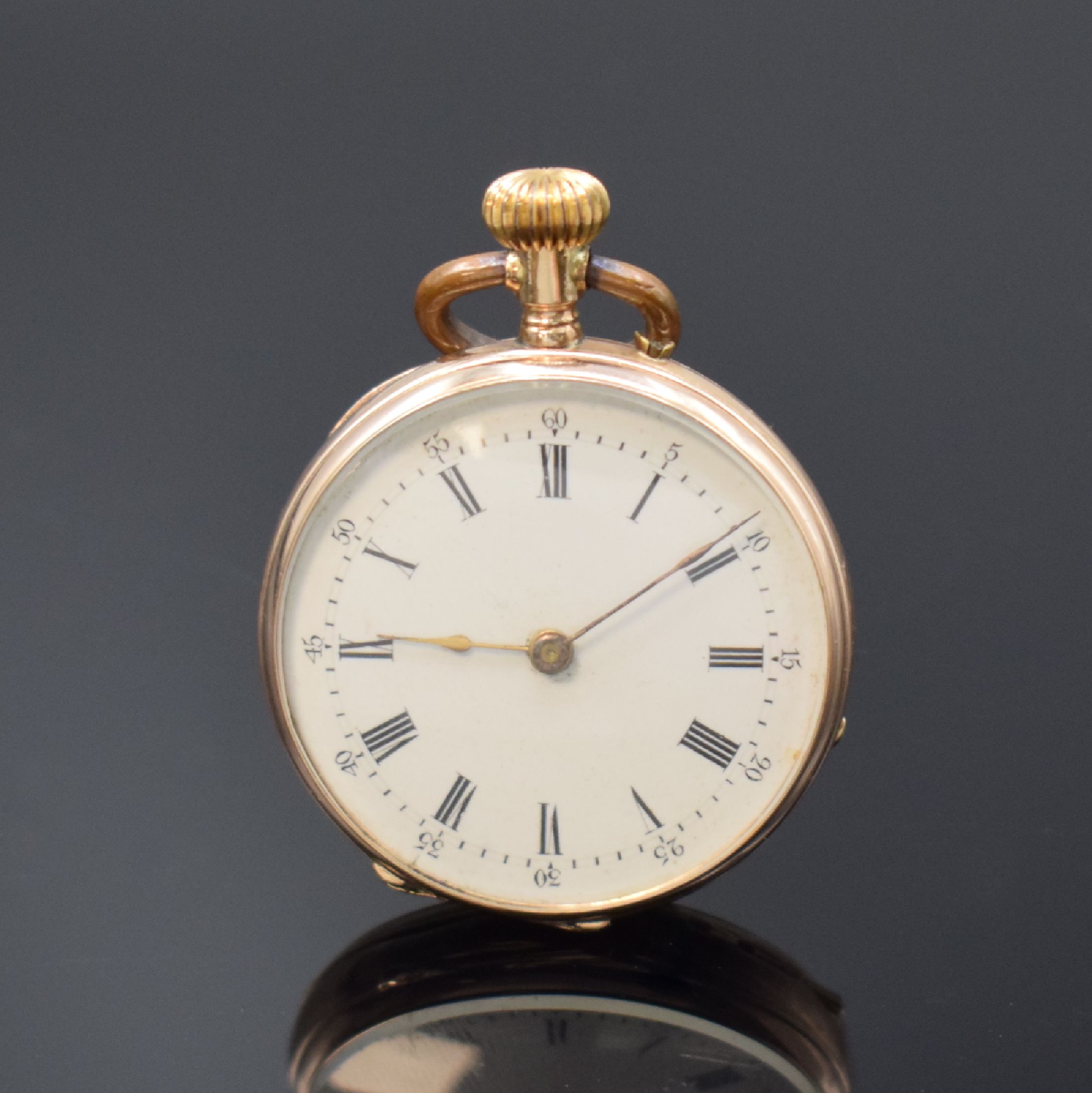 Kleine offene Taschenuhr in GG 585/000, Schweiz um 1900, Geh. dell., guill. Rückdeckel m. Monogrammspiegel floral grav., Metallcuvette, ...